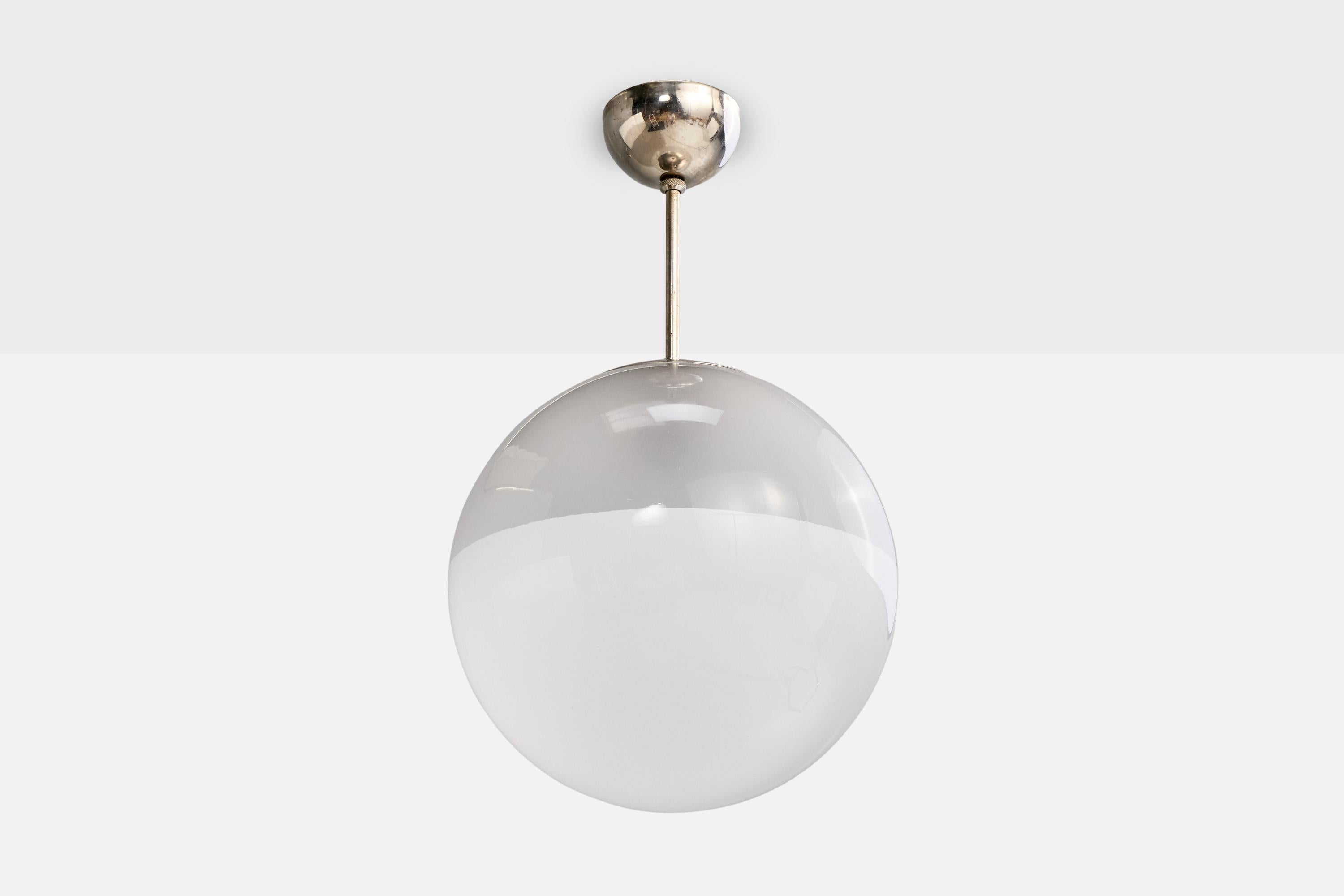 Lampada a sospensione in vetro opalino bianco e metallo cromato prodotta da Arvid Böhlmarks Lampfabrik, Svezia, anni '30 circa.

Dimensioni complessive (pollici): 20,0 