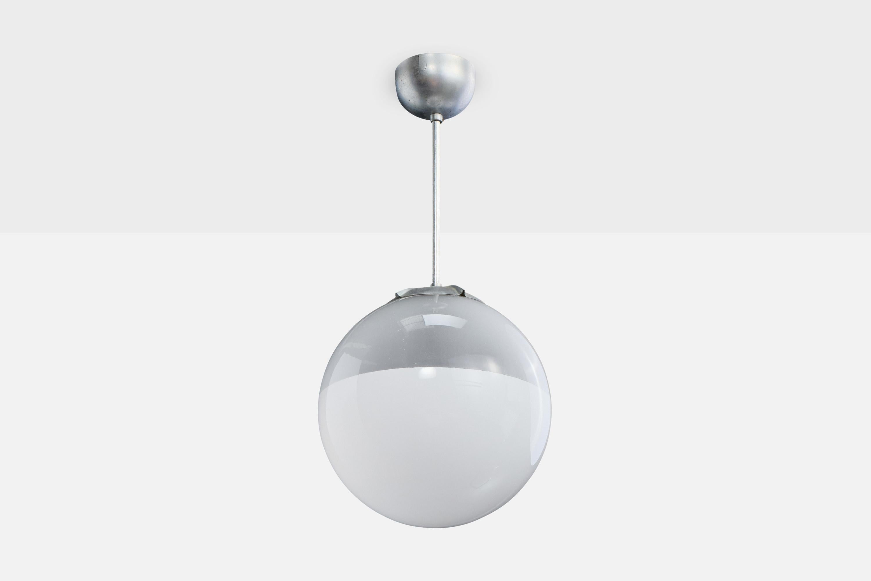 Lampada a sospensione in vetro opalino bianco e metallo prodotta da Arvid Böhlmarks Lampfabrik, Svezia, anni '30 circa.

Incrinatura della calotta come illustrato.

Dimensioni complessive (pollici): 21.0 
