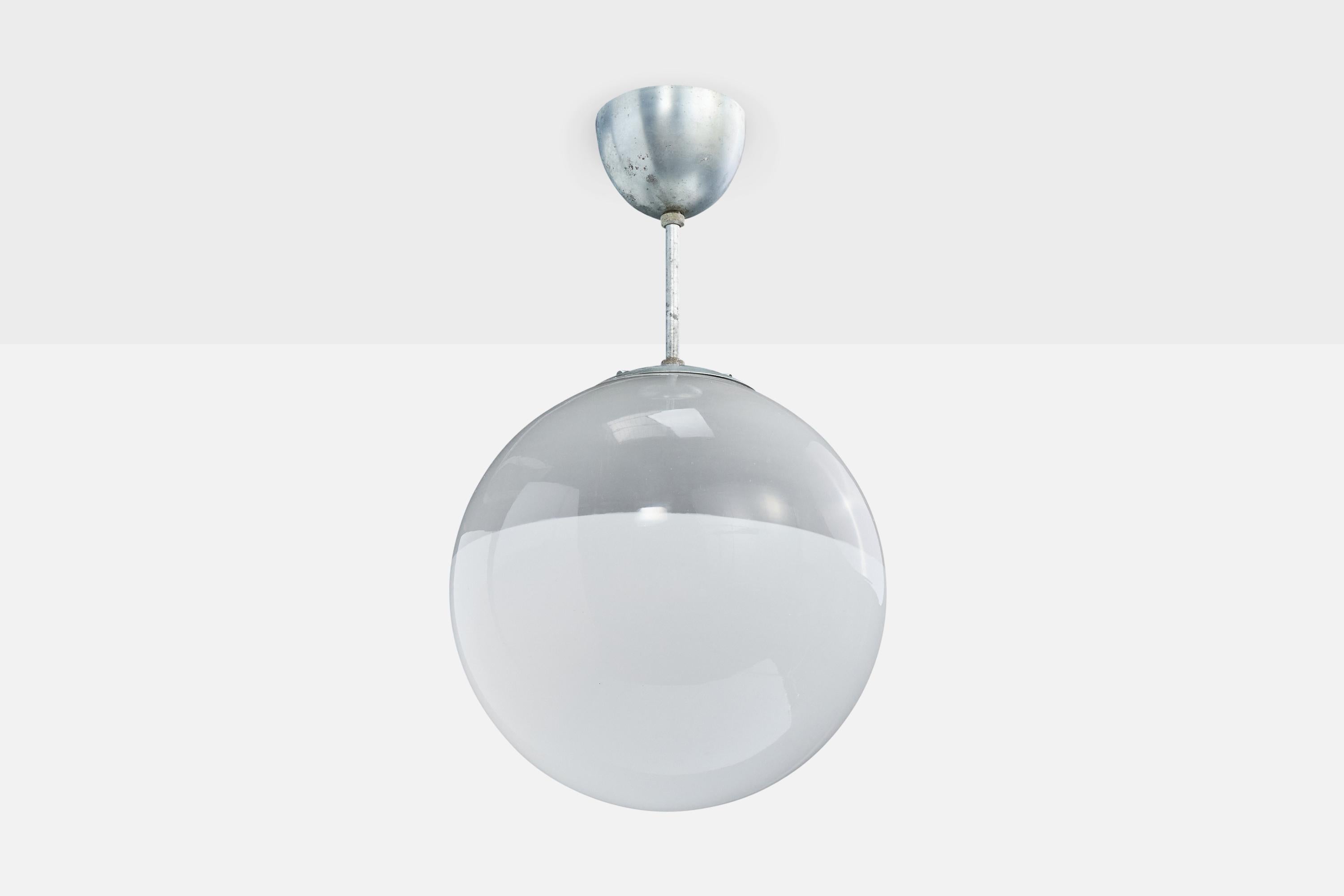 Lampada a sospensione in vetro opalino bianco e metallo prodotta da Arvid Böhlmarks Lampfabrik, Svezia, anni '30 circa.

Il fusto e la calotta in metallo presentano una moderata ossidazione.

Dimensioni complessive (pollici): 19,5 