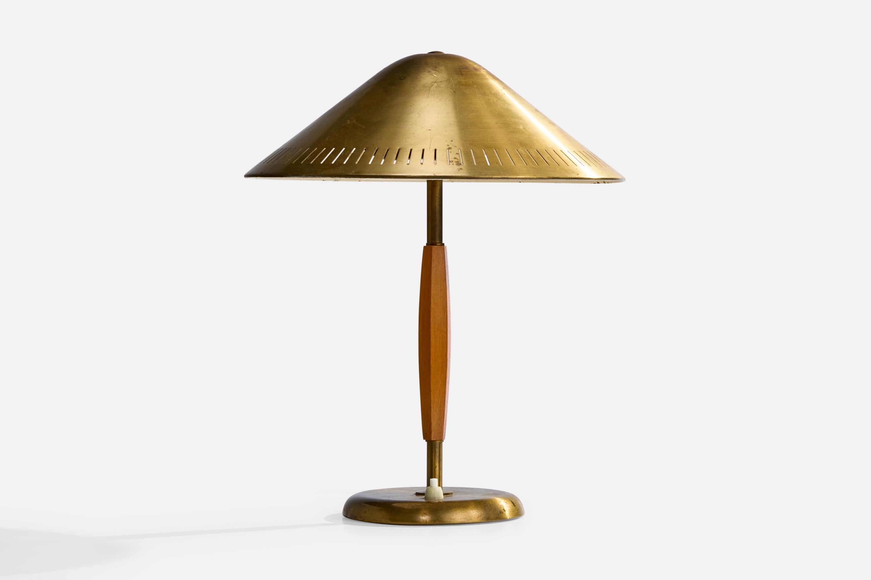 Lámpara de mesa de latón y olmo fabricada por Arvid Böhlmarks Lampfabrik, Suecia, c. 1940.

La base y la pantalla de latón presentan una oxidación de ligera a moderada.

Dimensiones de la lámpara con pantalla (pulgadas): 14,5