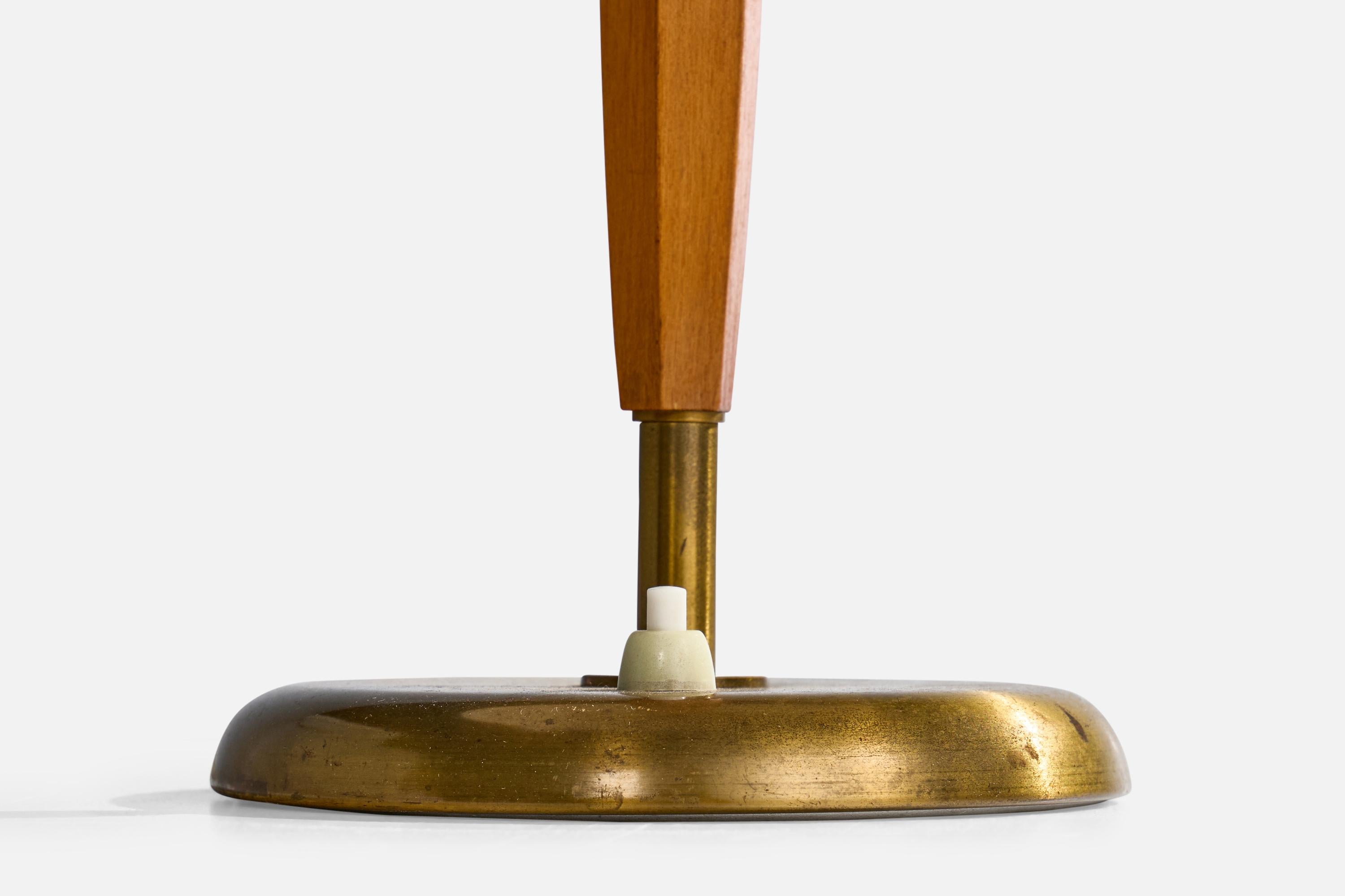 Arvid Böhlmarks Lampfabrik, Lámpara de mesa, latón, olmo, Suecia, años 40 Sueco en venta