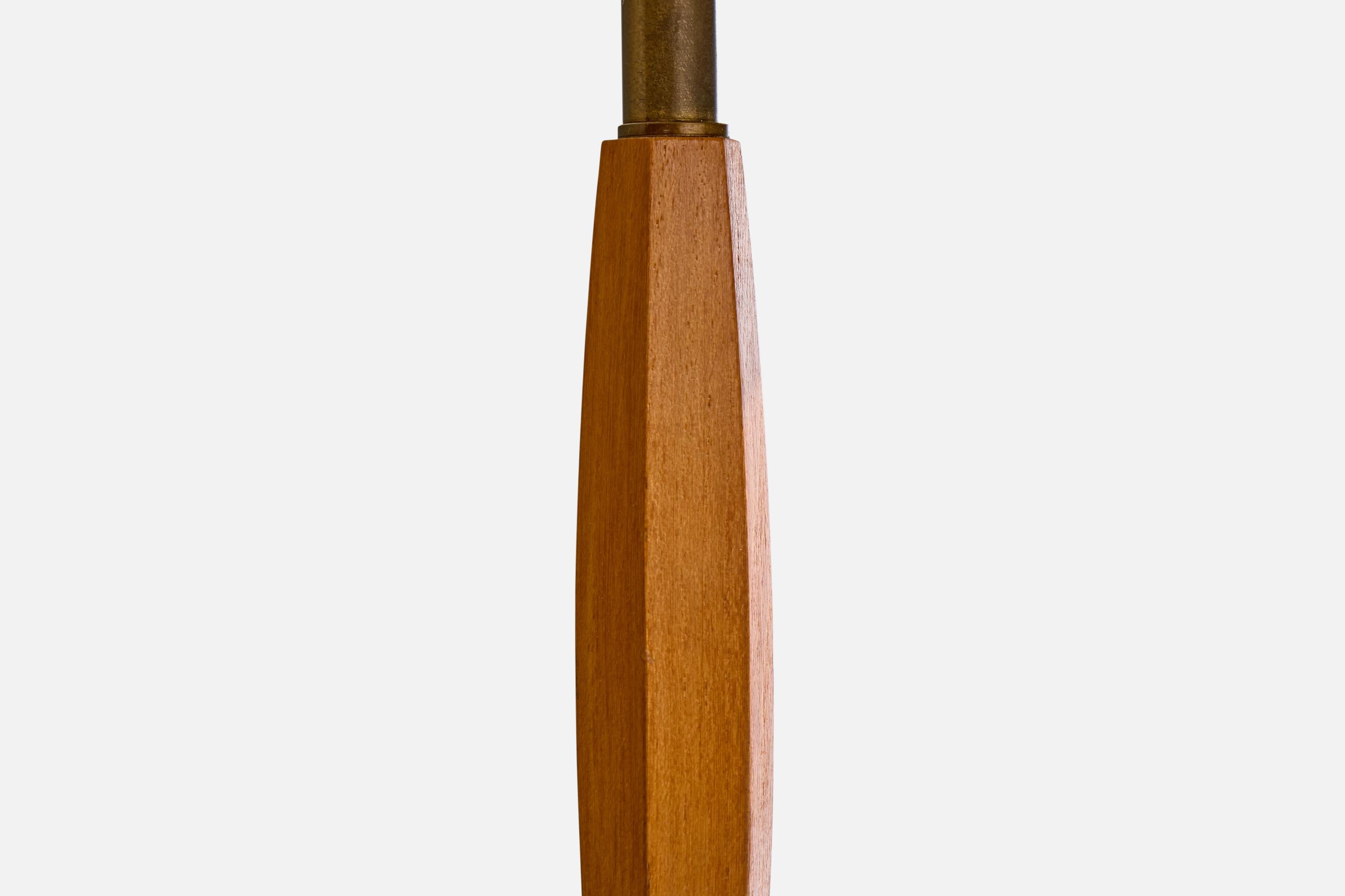 Arvid Böhlmarks Lampfabrik, Lámpara de mesa, latón, olmo, Suecia, años 40 en Bueno estado para la venta en High Point, NC