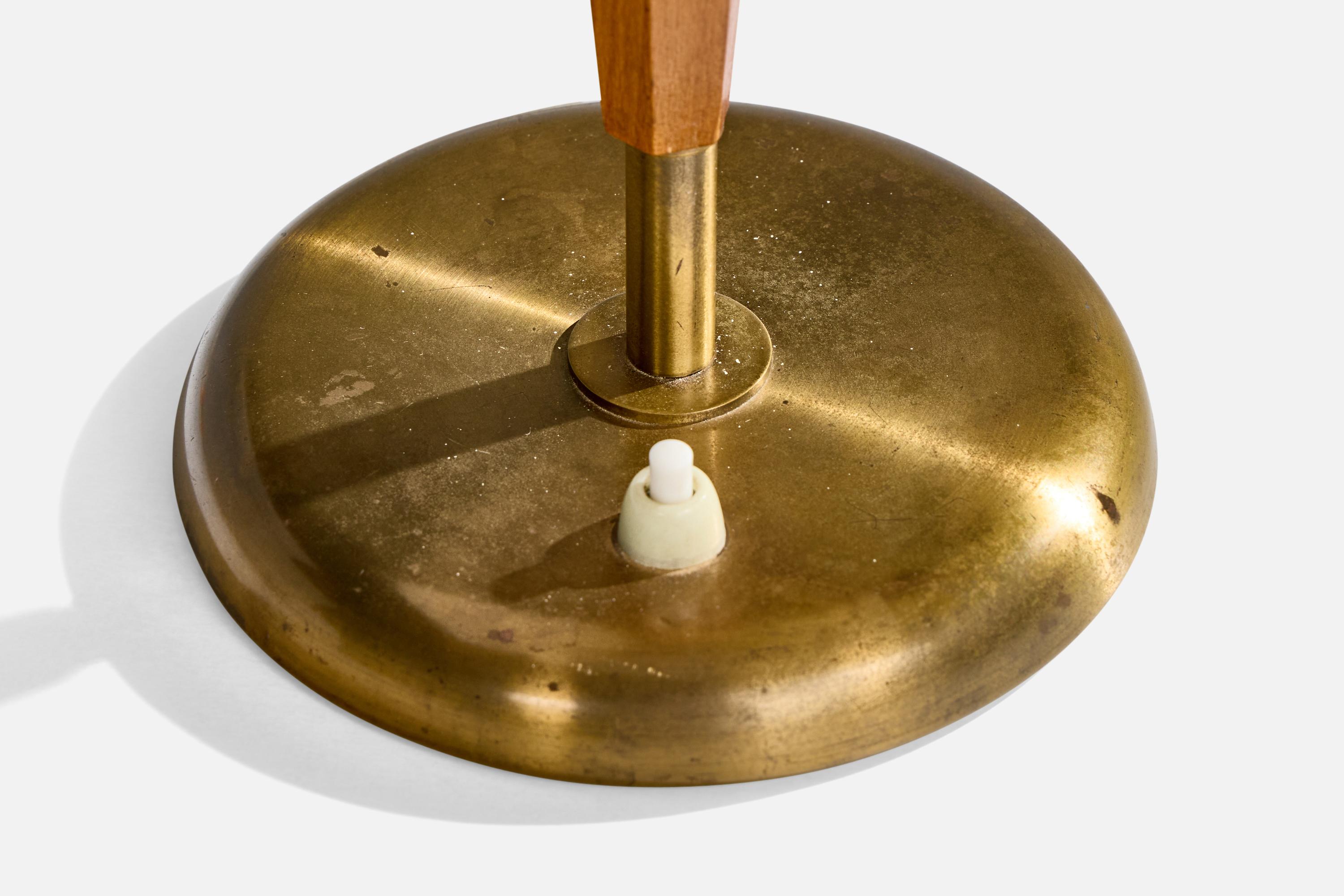 Arvid Böhlmarks Lampfabrik, Lámpara de mesa, latón, olmo, Suecia, años 40 mediados del siglo XX en venta
