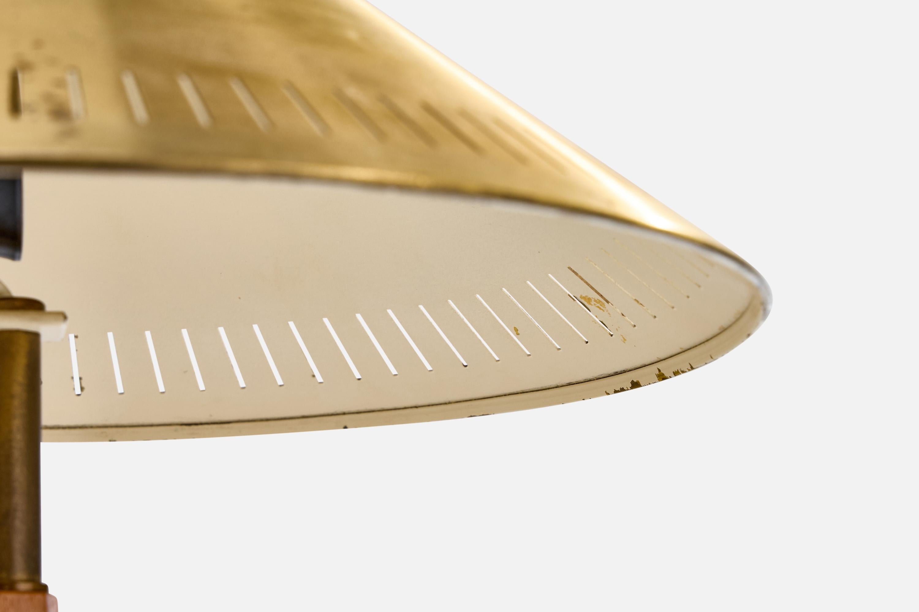 Arvid Böhlmarks Lampfabrik, Lámpara de mesa, latón, olmo, Suecia, años 40 Latón en venta