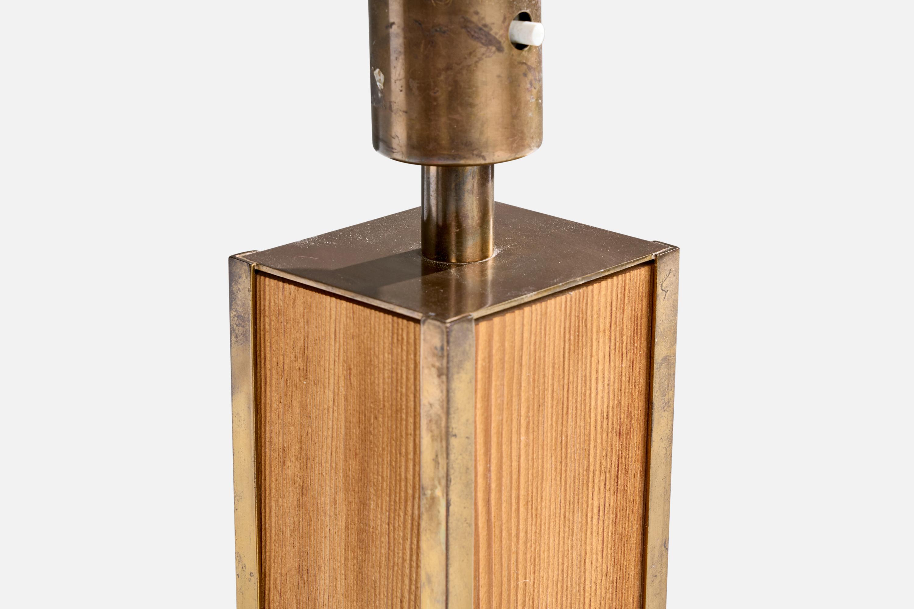 Svedese Arvid Böhlmarks Lampfabrik, Table Lamp, Brass, Pine, Sweden, 1950s in vendita