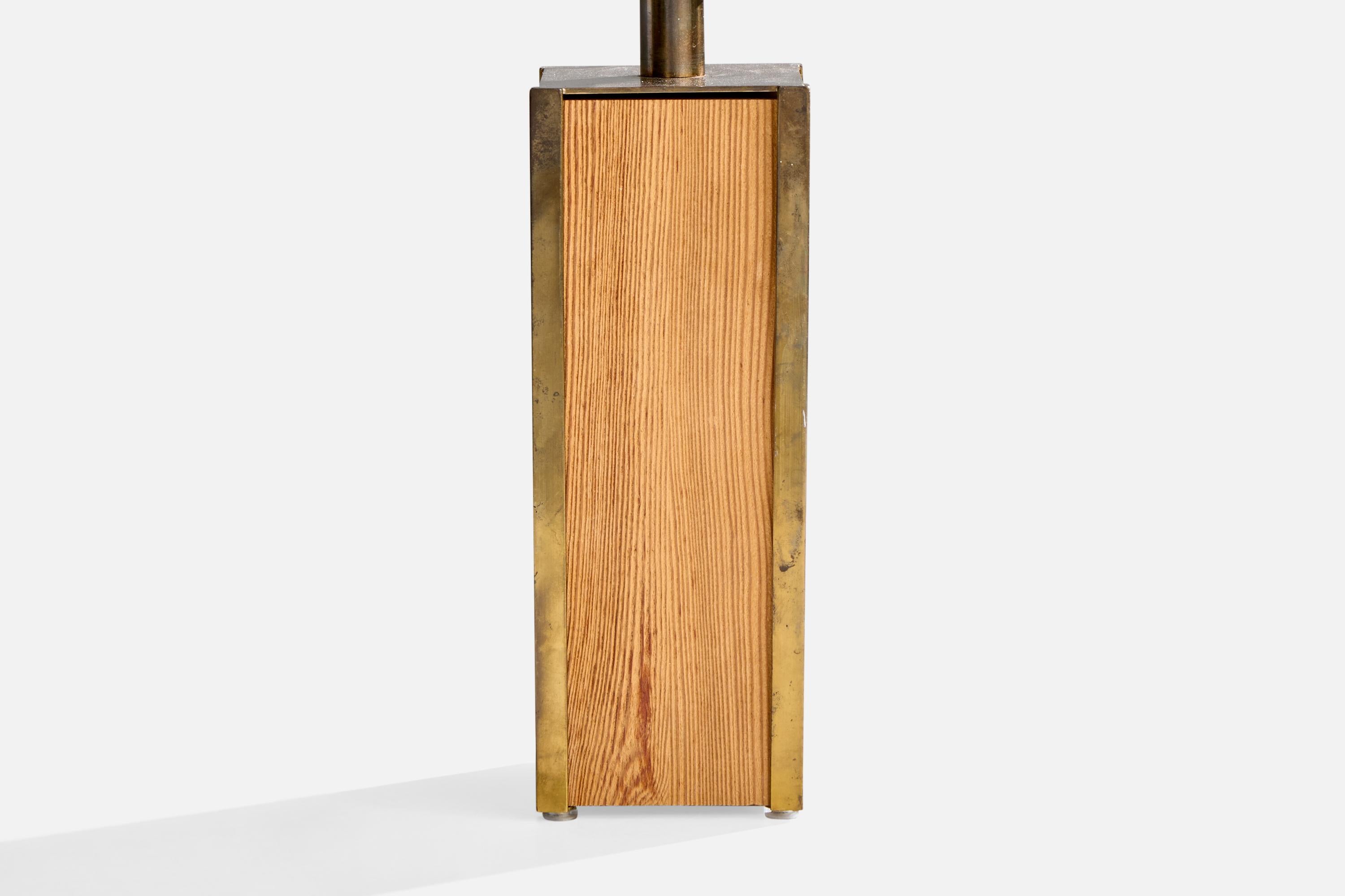 Arvid Böhlmarks Lampfabrik, Table Lamp, Brass, Pine, Sweden, 1950s In condizioni buone in vendita a High Point, NC
