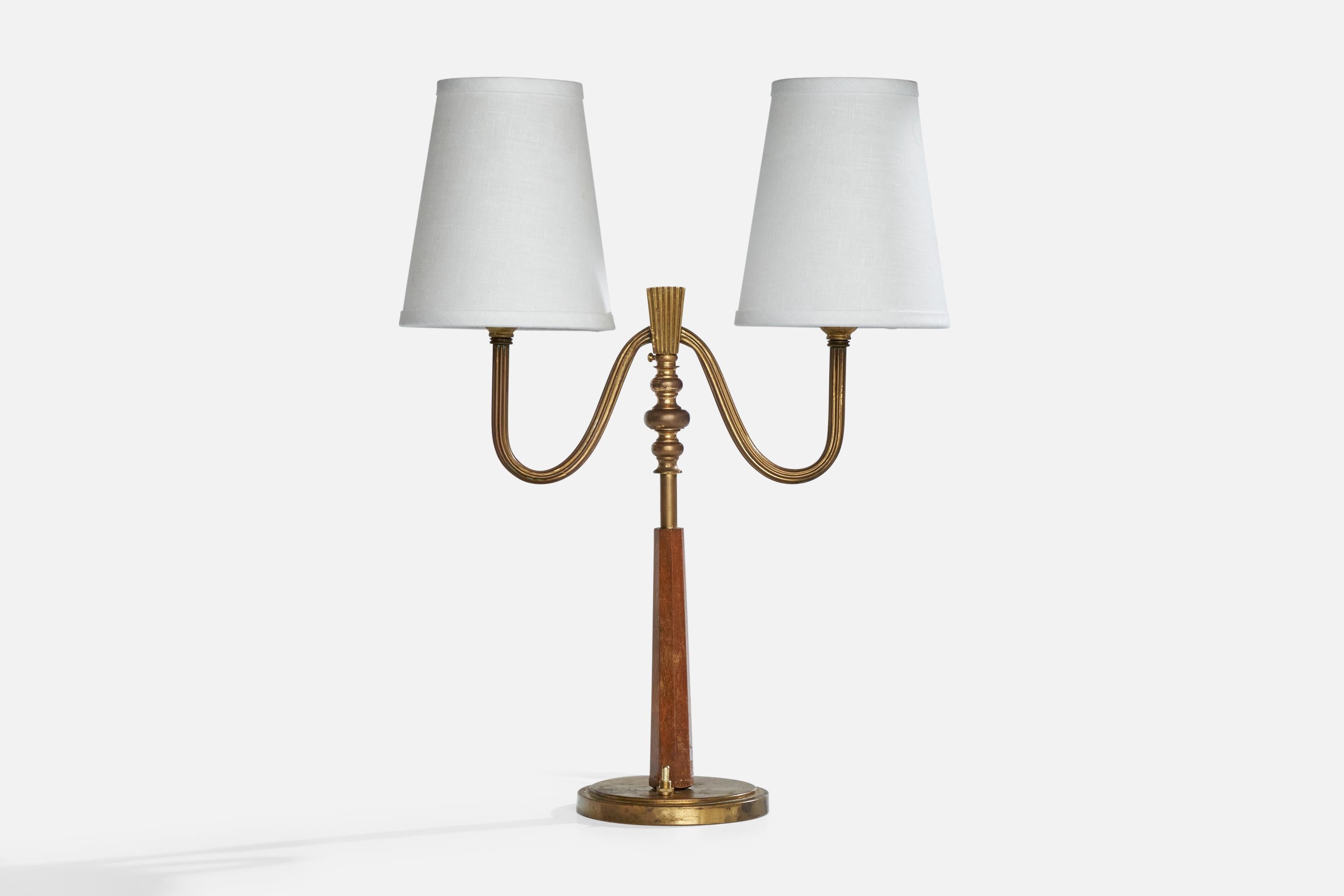 Lampe de table en laiton, bois teinté et tissu blanc produite par Arvid Böhlmarks Lampfabrik, Suède, vers les années 1930.

Patine spectaculaire, fixation de la tige à la base réparée, abat-jour neufs.

Dimensions de la lampe avec abat-jour (pouces)