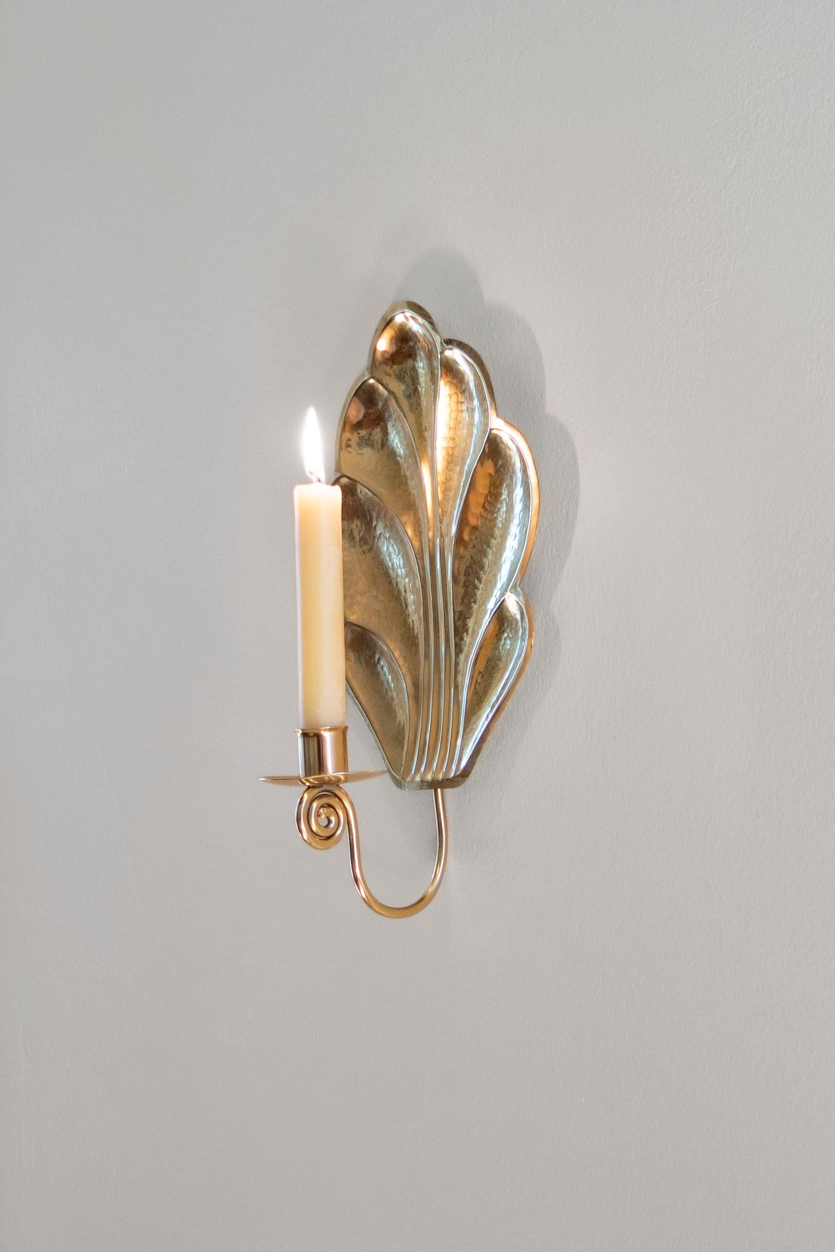 Arvid Johansson, Pair of Swedish Mid-20th Century Hammered Brass Sconces For Sale 1