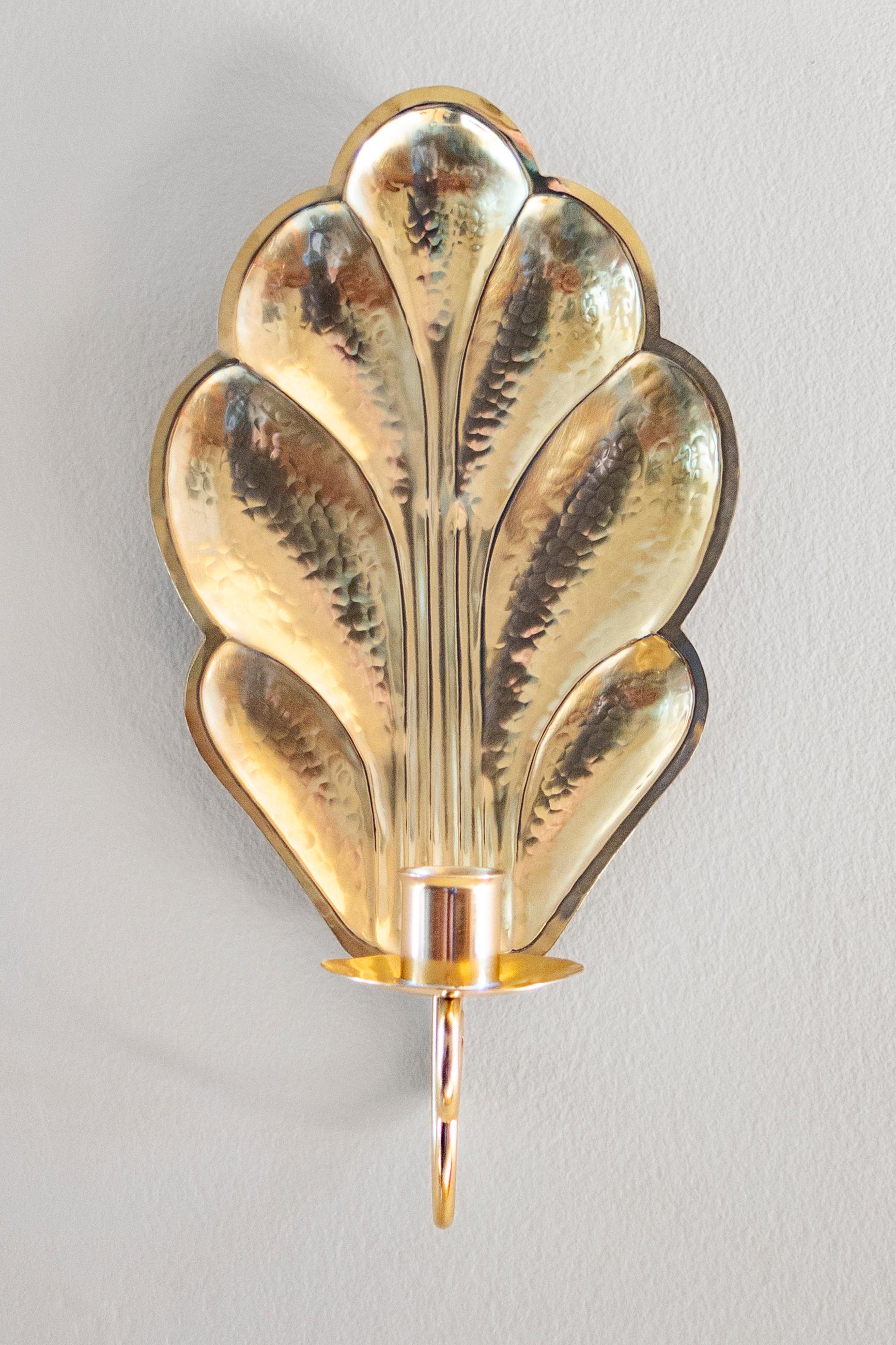 Arvid Johansson, Swedish Mid-20th Century Hammered Brass Sconce In Good Condition For Sale In Philadelphia, PA