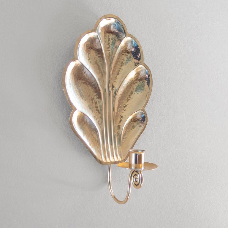 Arvid Johansson, Swedish Mid 20th Century Hammered Brass Sconce In Good Condition For Sale In Philadelphia, PA