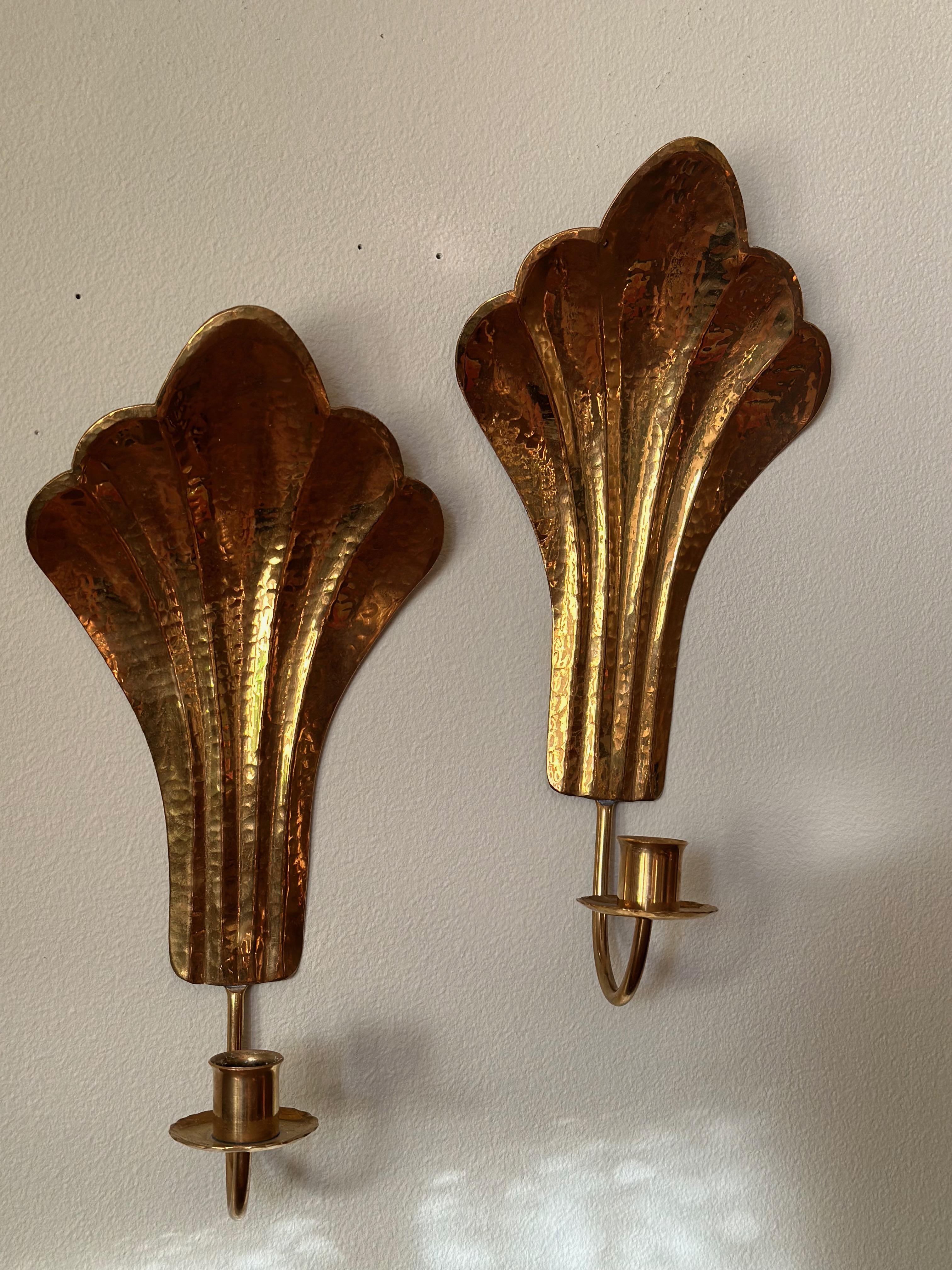 Candelieri da parete Arvika in stile Art Déco. Lavoro in ottone martellato a mano di Arvika Konsthantverk. Design di Lars Holmström 1960.
Timbro Arvika Konsthantverk.
Condizioni eccellenti, con solo lievi tracce d'uso.

Altezza: 32 cm /