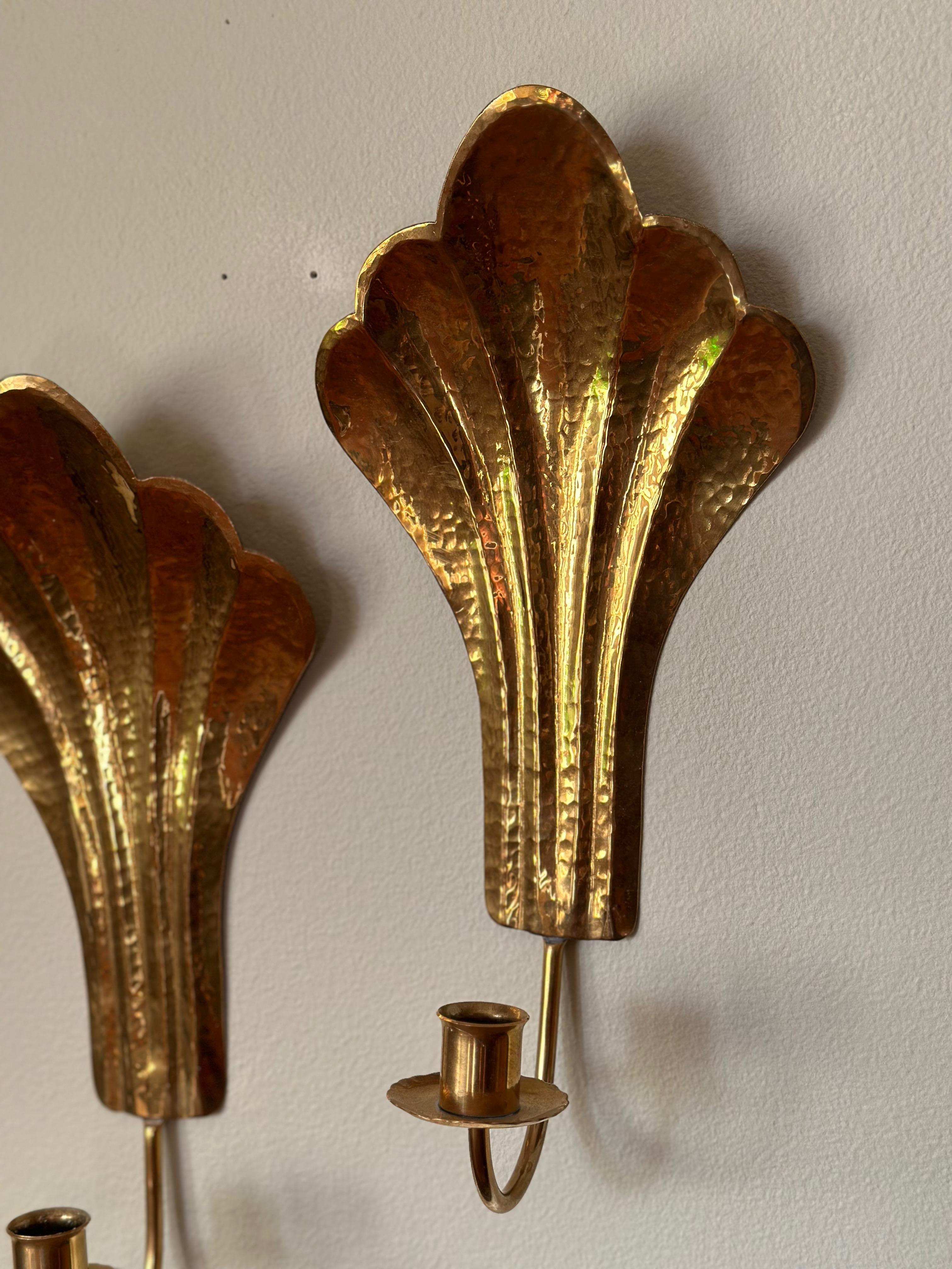Metà XX secolo Coppia di candelieri da parete in ottone Arvika, anni '60. in vendita