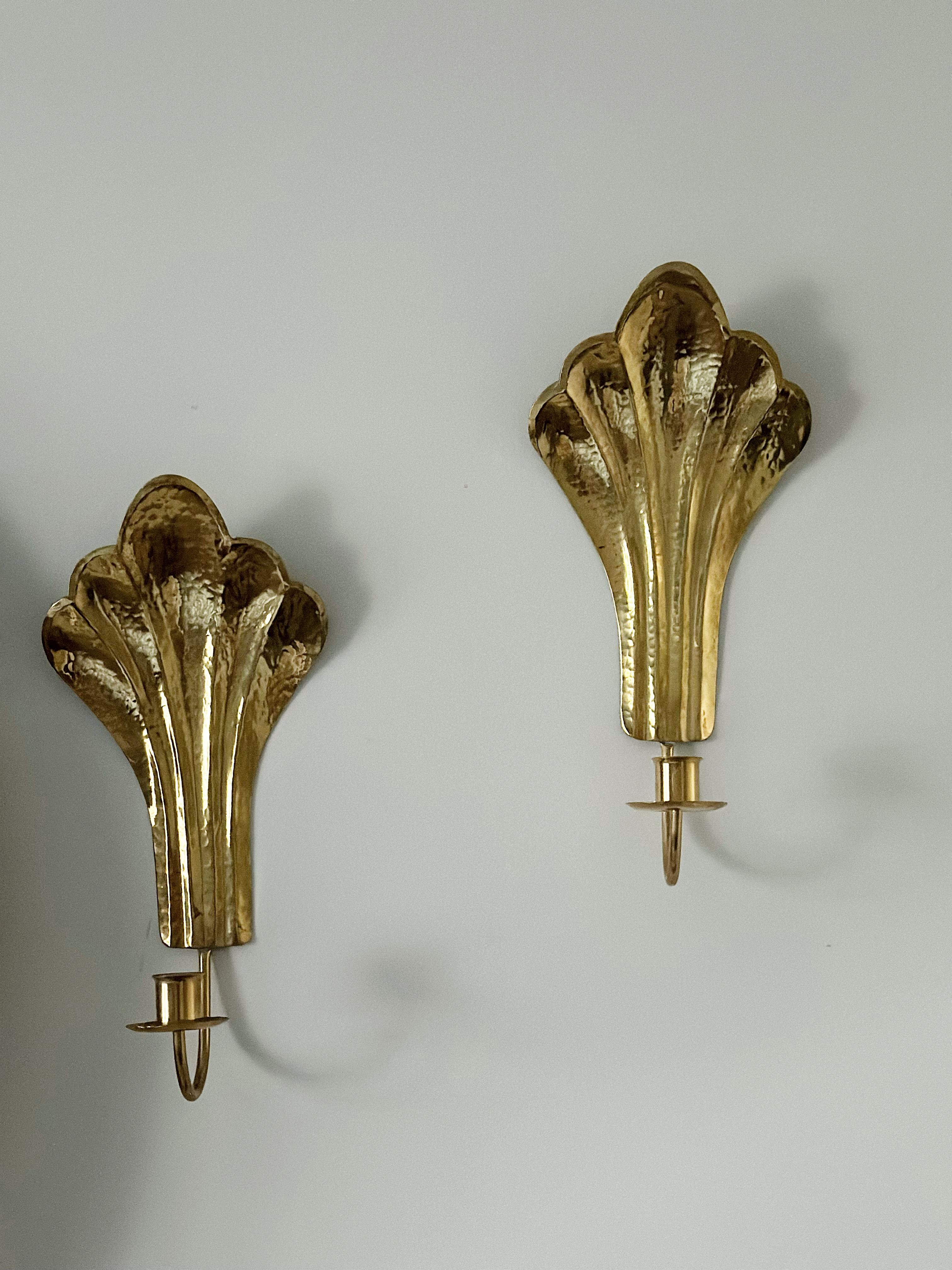 Candelieri da parete Arvika in stile Art Déco. Lavoro in ottone martellato a mano di Arvika Konsthantverk. Design di Lars Holmström 1960.
Timbro Arvika Konsthantverk.
Condizioni eccellenti, con solo lievi tracce d'uso.

Altezza: 32 cm /