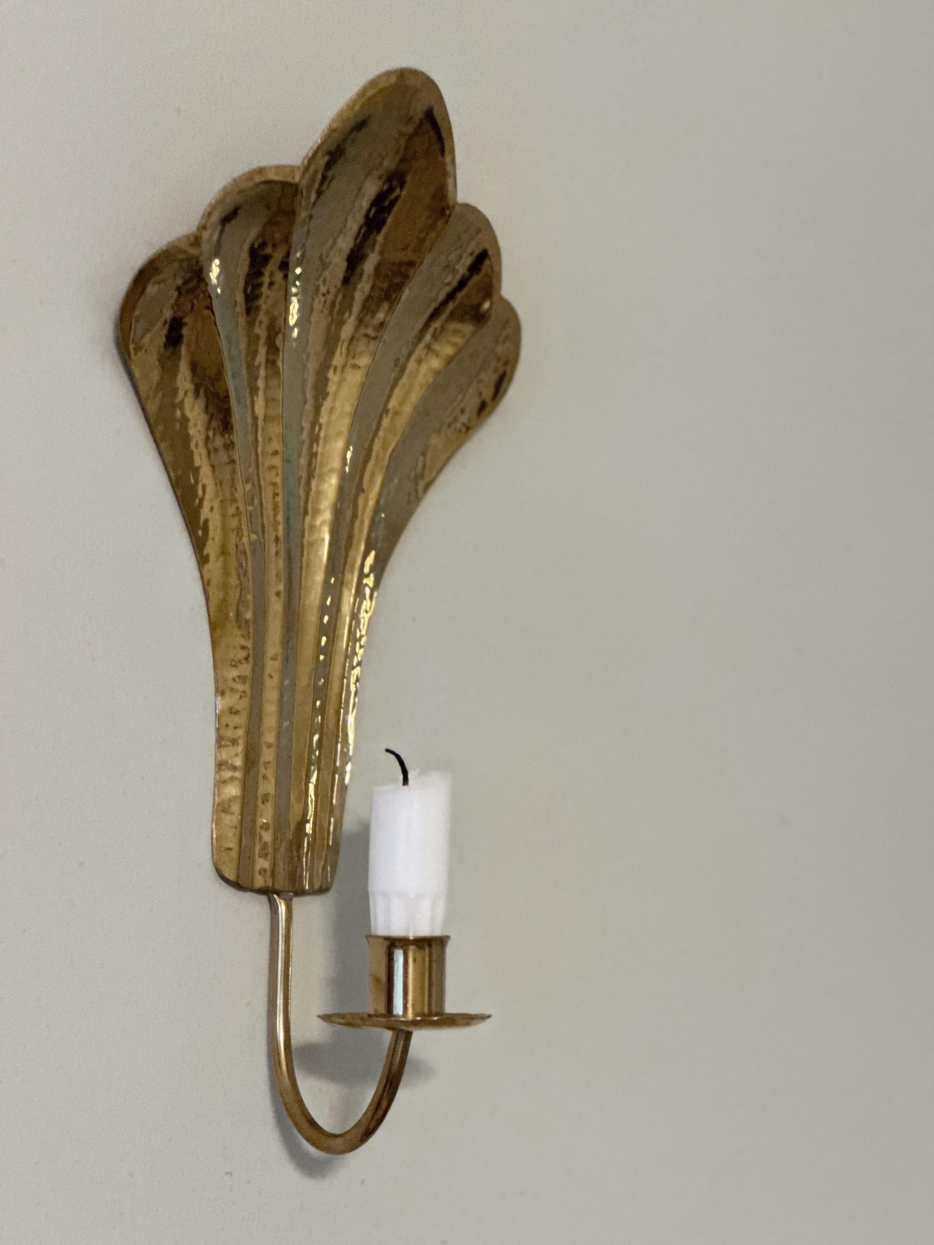 Svedese Coppia di candelieri da parete in ottone Arvika di Lars Holmström, Svezia, anni '60 in vendita
