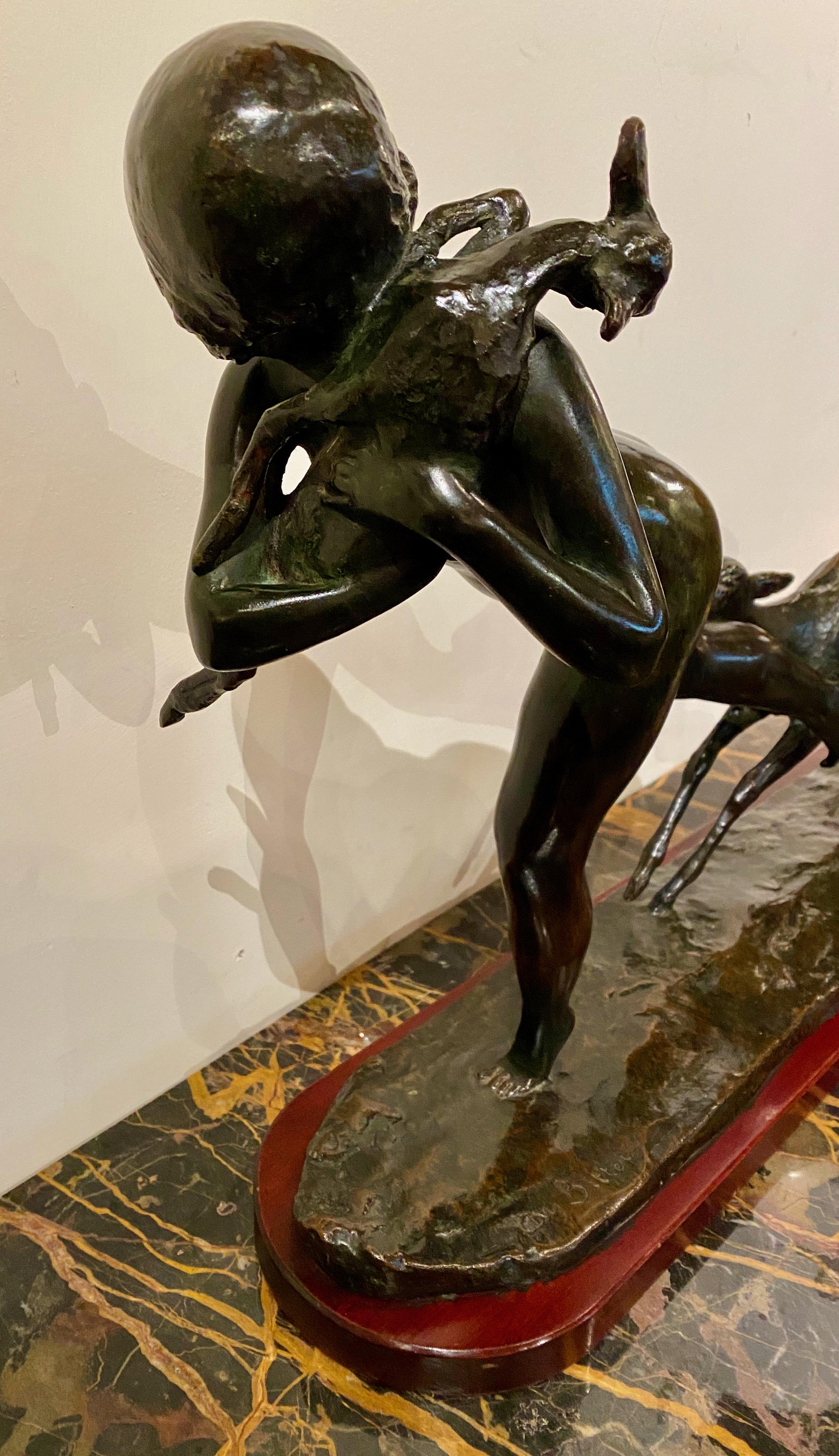 Ary Bitter, sculpture Art déco en bronze représentant une femme en train de courir avec des agneaux en vente 4