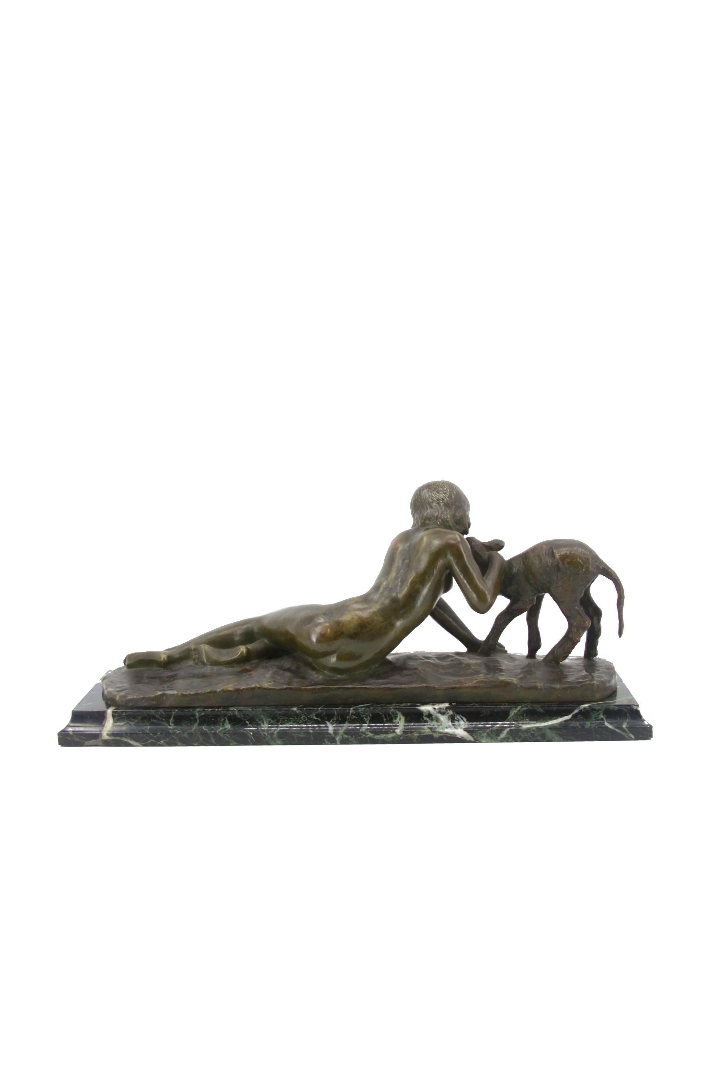 Sculpture en bronze à patine verte et marron foncé représentant une jeune femme embrassant un agneau, signée par Ary Bitter, sur un socle en marbre vert noir.

Ary Bitter (1883-1973) était un artiste français, surtout connu pour ses sculptures