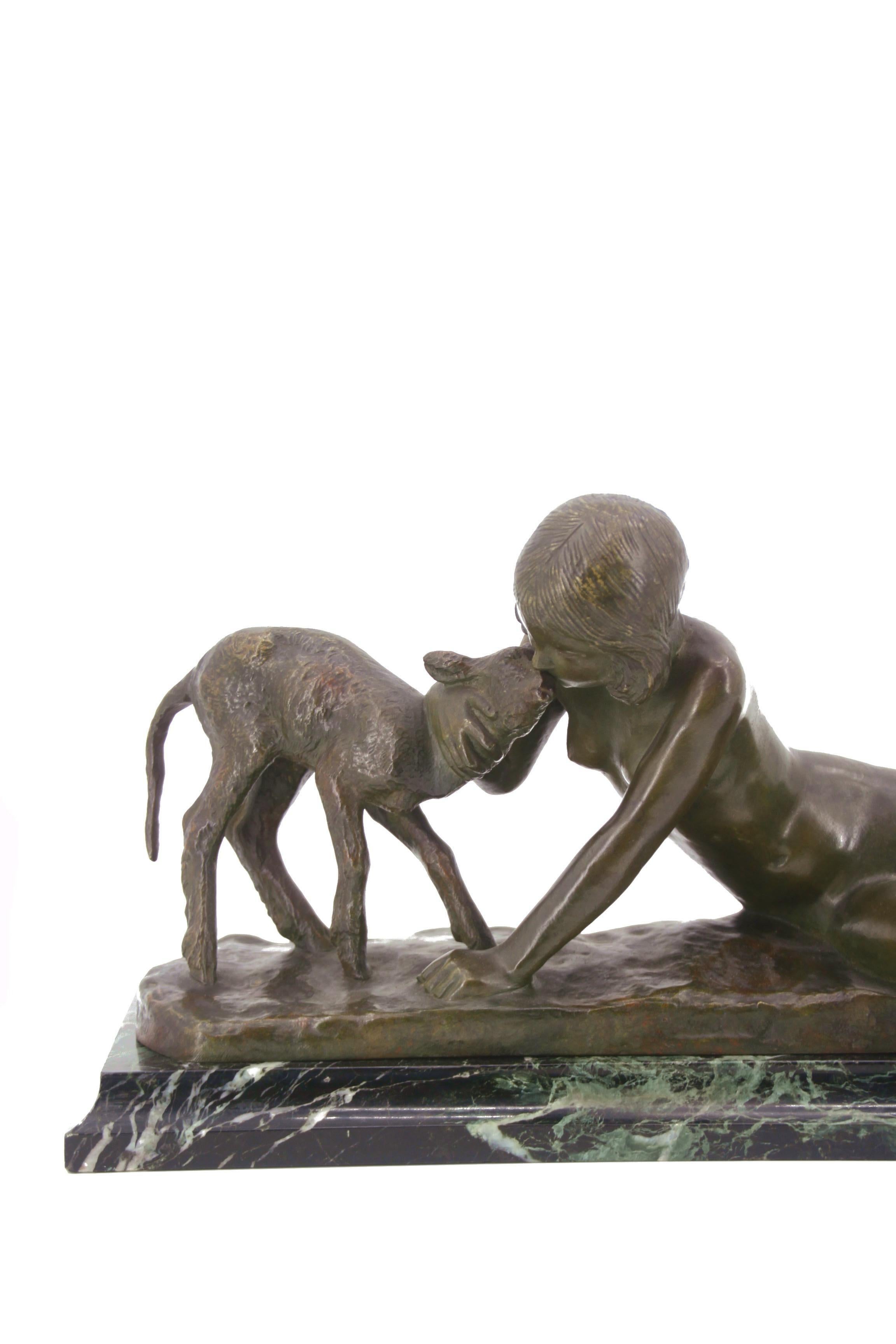 Art déco Ary Bitter - Sculpture en bronze d'une jeune femme et de l'agneau en vente