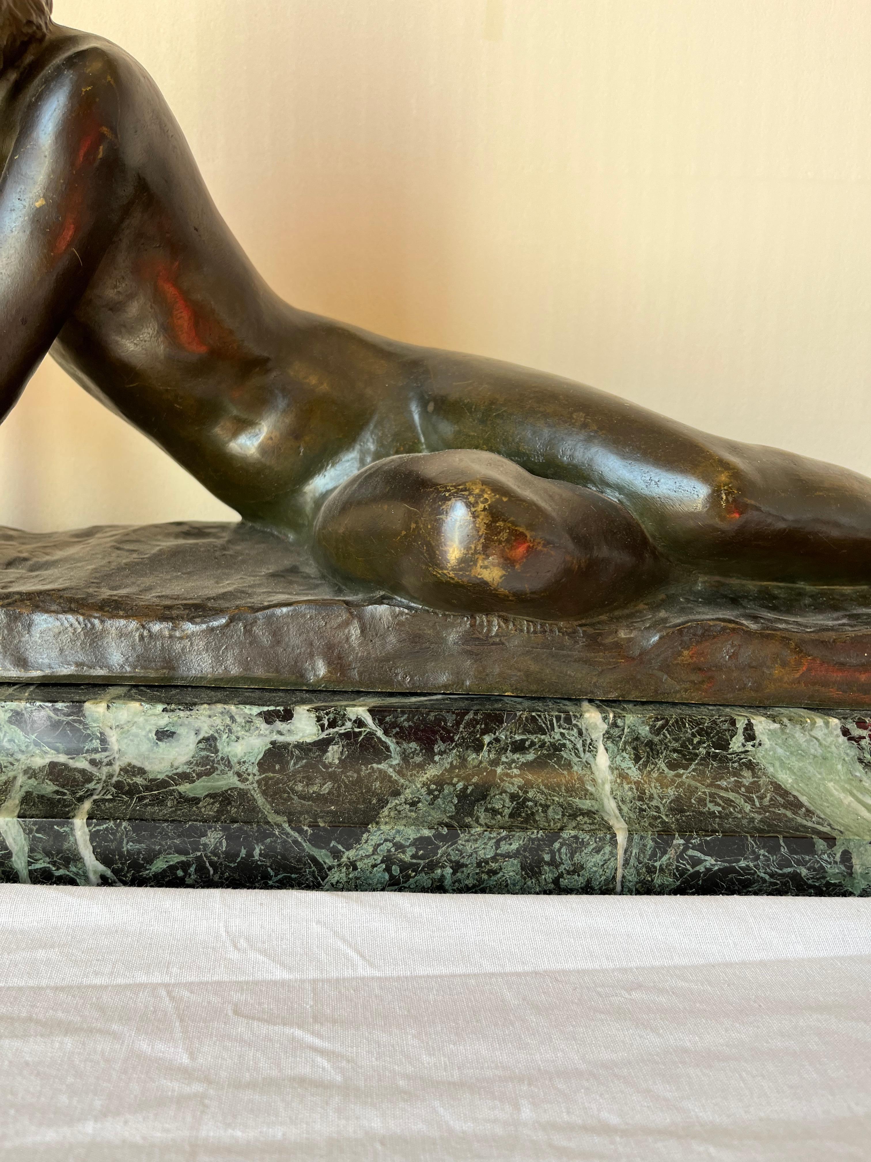 Français Sculpture Ary Bitter en bronze signée Jeune fille et enfant  Base en marbre vert du XXe siècle  en vente