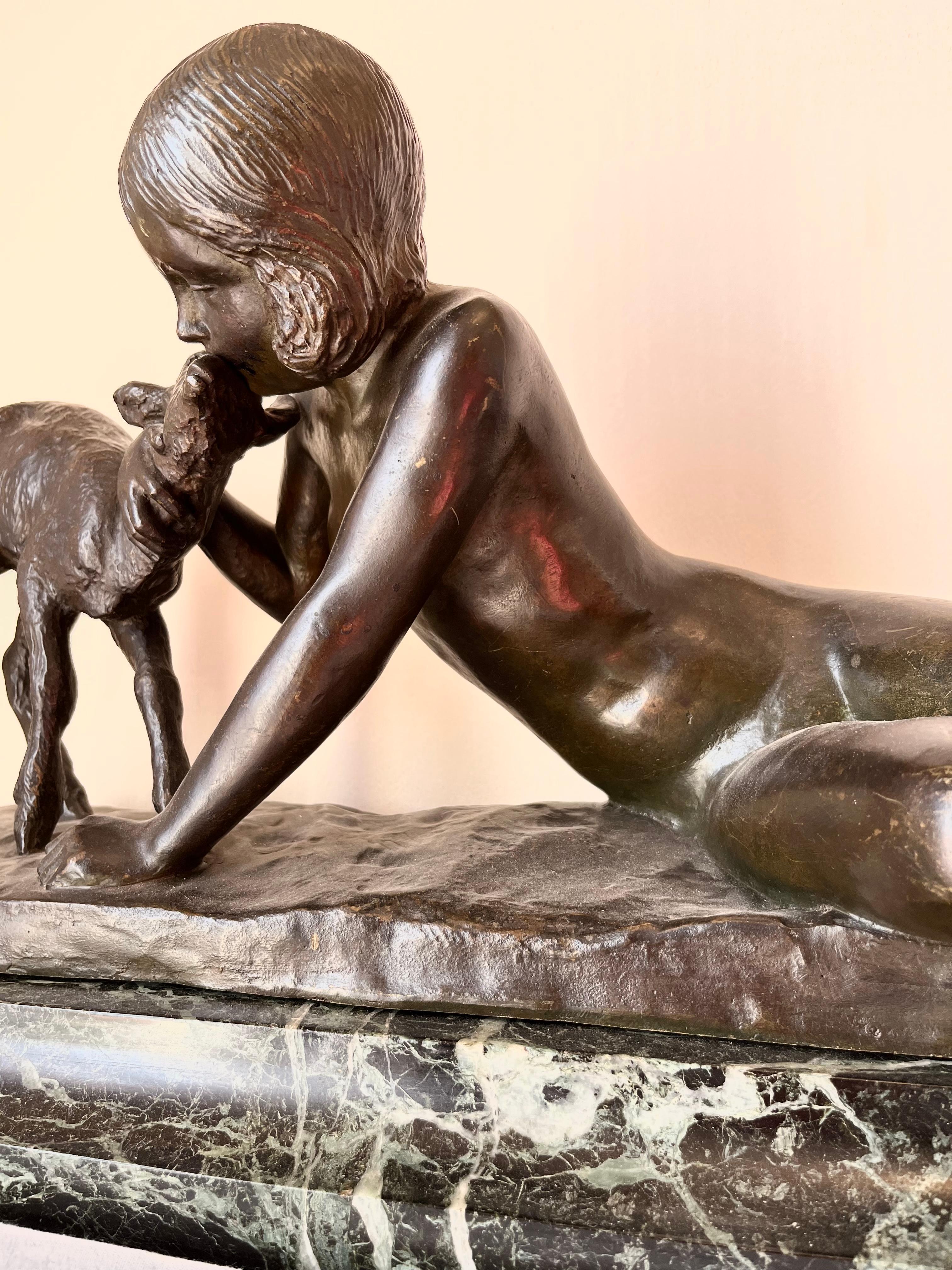 Moulage Sculpture Ary Bitter en bronze signée Jeune fille et enfant  Base en marbre vert du XXe siècle  en vente