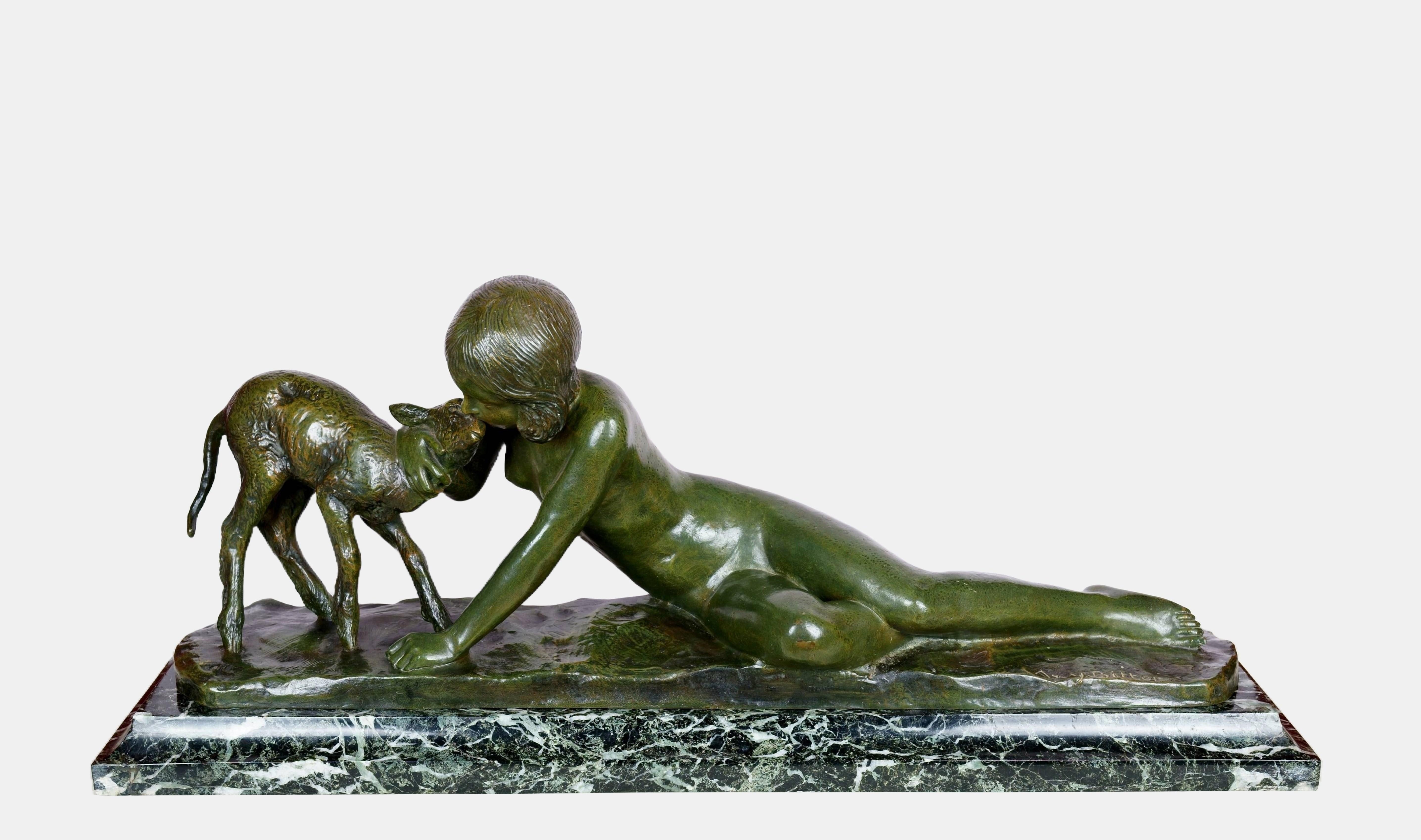Chica con un niño / - Caricias de inocencia - - Sculpture de Ary Bitter
