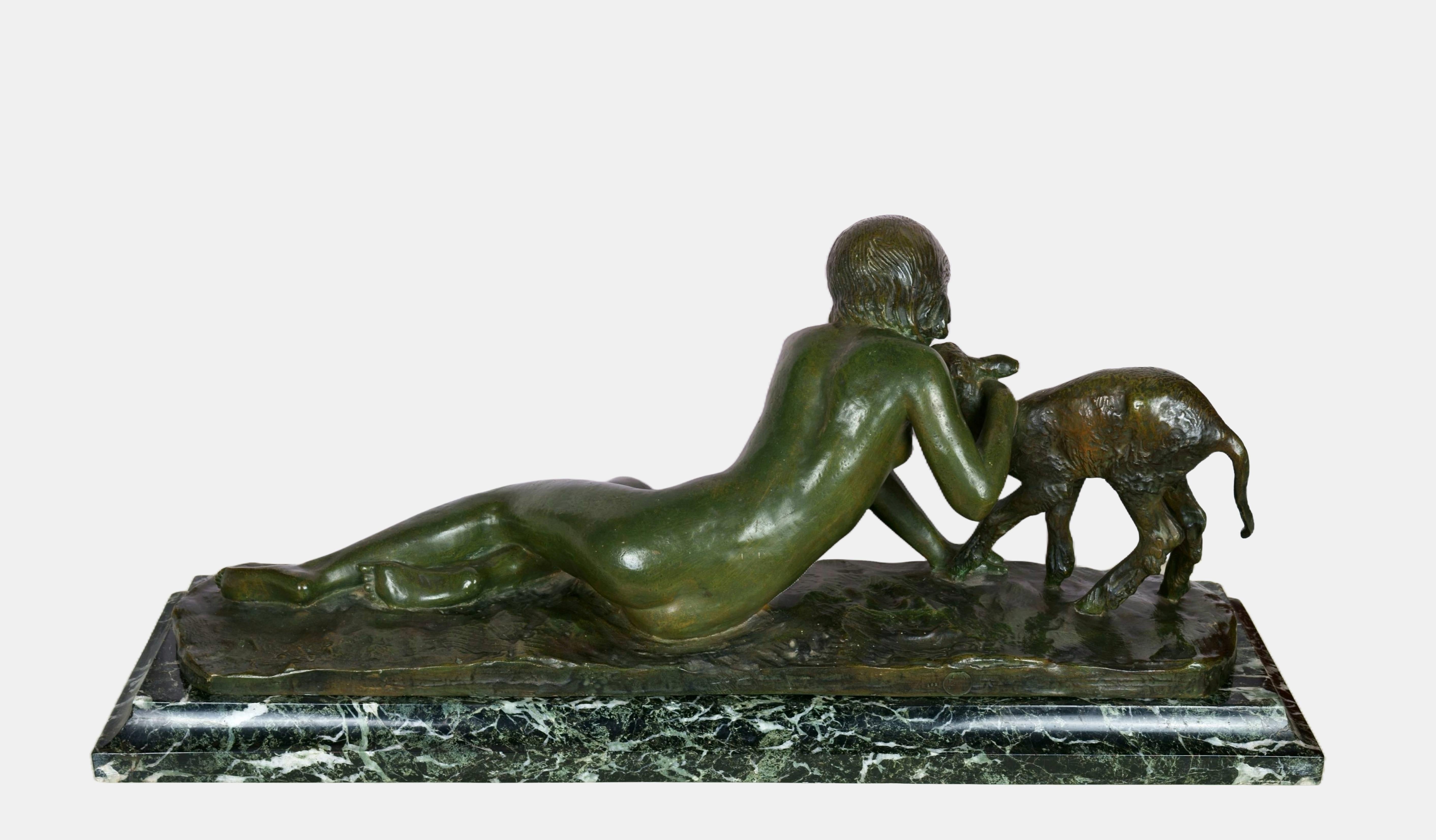 Ary Bitter (1883 Marsella - 1973 París), Muchacha con niño, hacia 1930. Bronce patinado verde con zócalo de fundición montado libremente sobre una base de mármol verde oscuro veteado de blanco. Dimensiones del zócalo 5 cm (alto) x 80 cm (largo) x 24