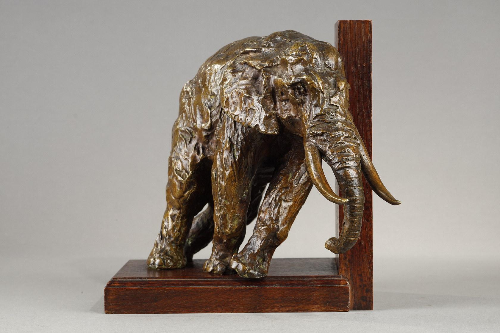 Pair of bookends with Elephants For Sale 6