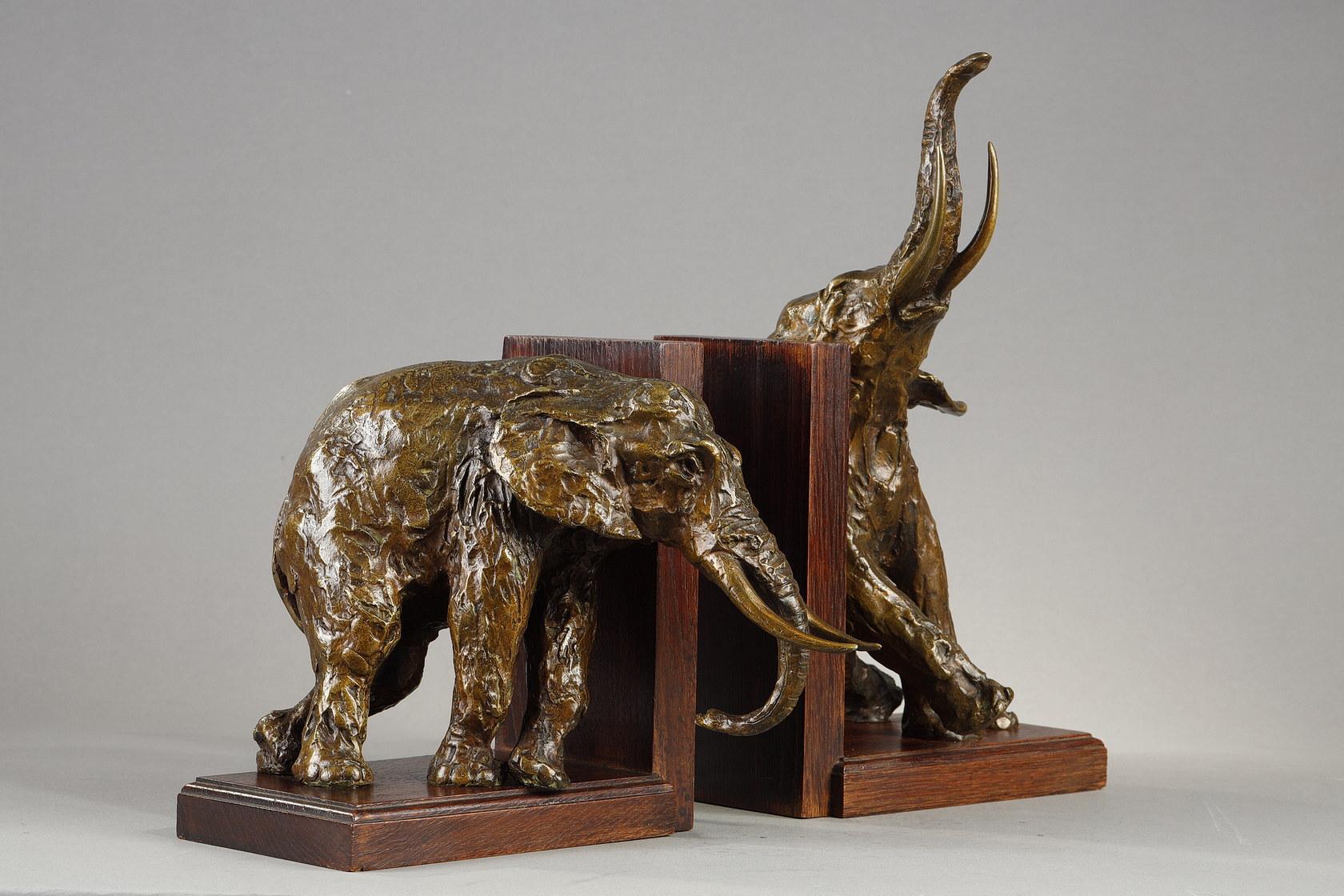Ein Paar Buchstützen mit Elefanten – Sculpture von Ary Bitter
