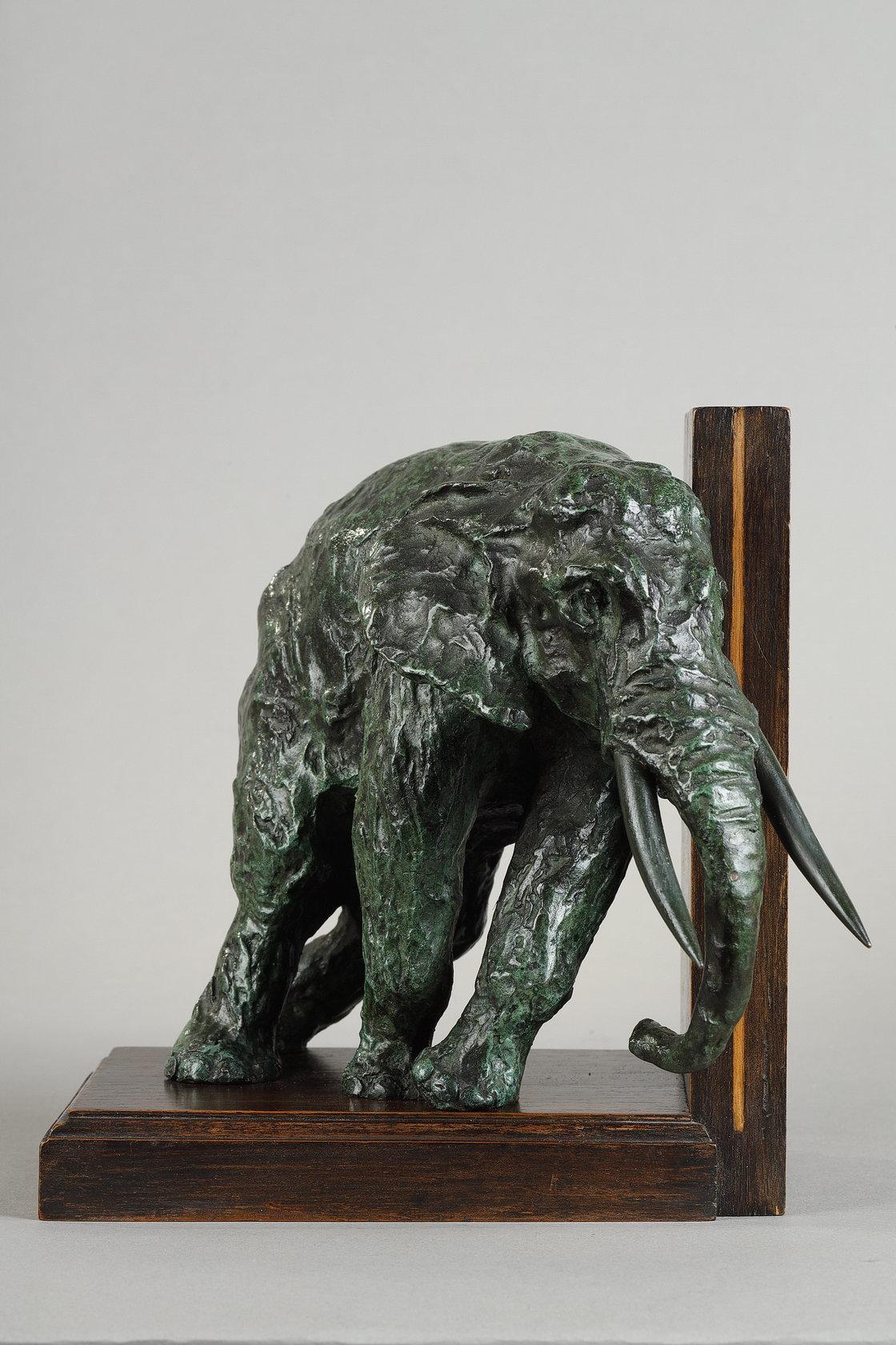 Ein Paar Buchstützen mit Elefanten – Sculpture von Ary Bitter