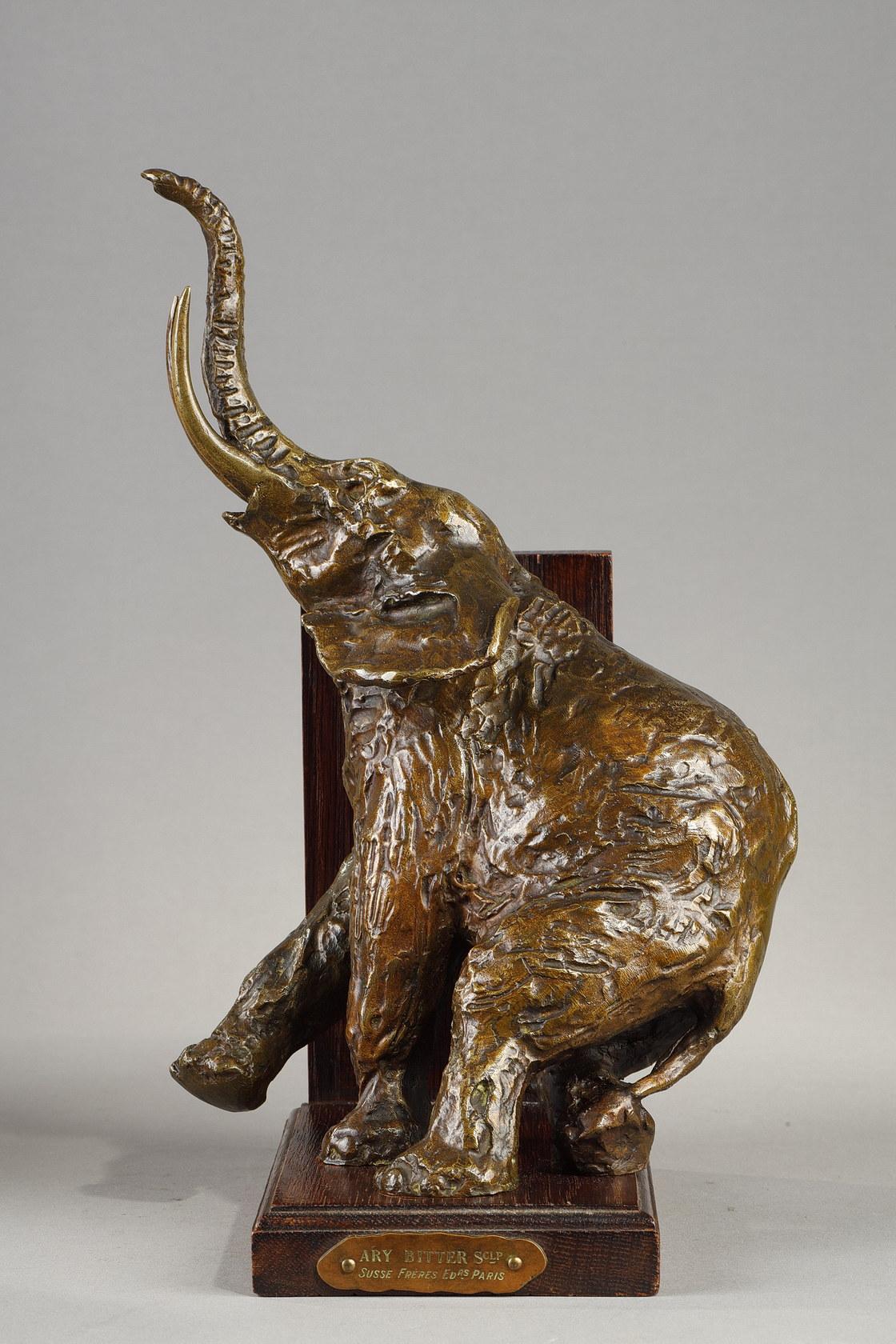 Ein Paar Buchstützen mit Elefanten (Gold), Figurative Sculpture, von Ary Bitter