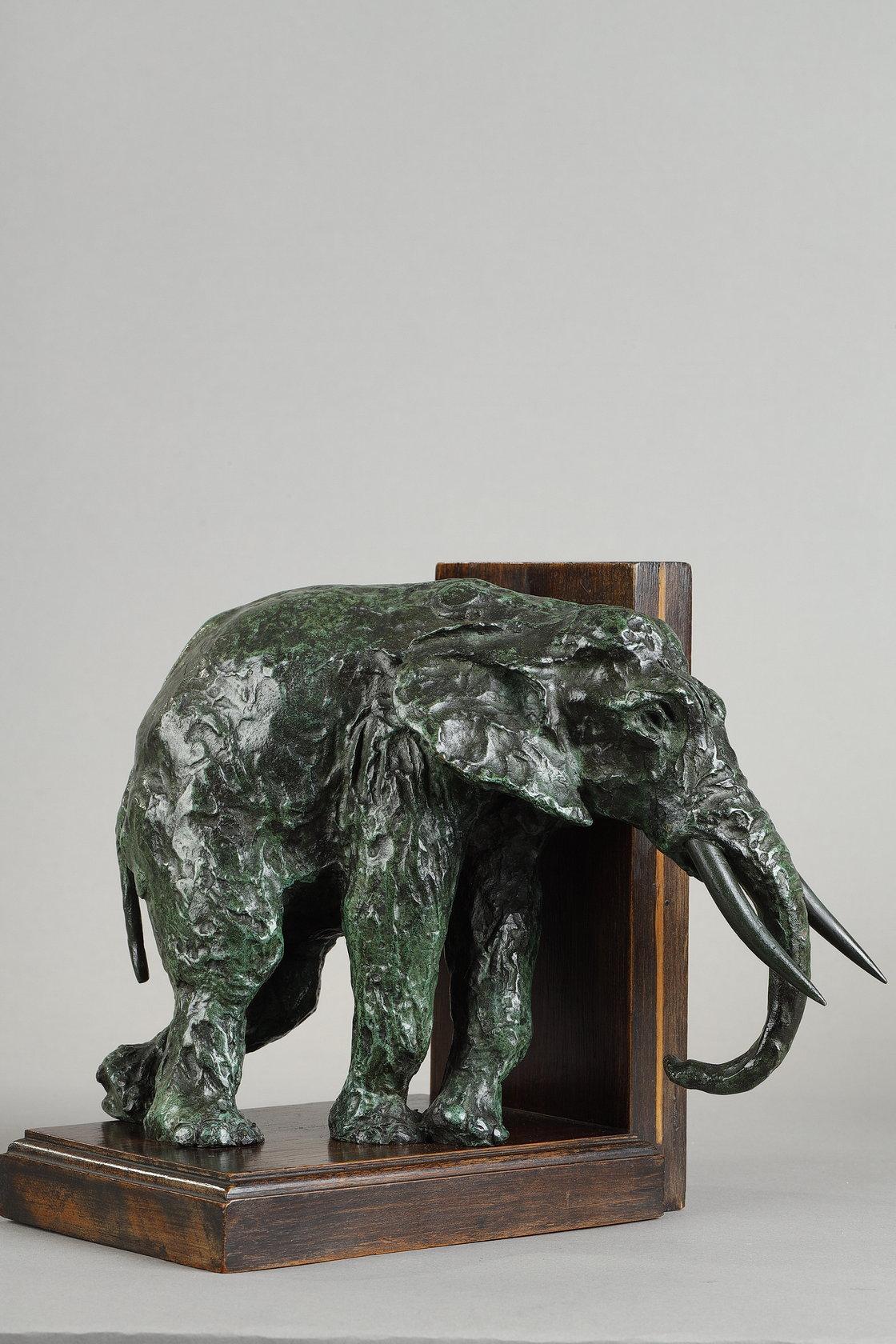 Ein Paar Buchstützen mit Elefanten (Gold), Figurative Sculpture, von Ary Bitter