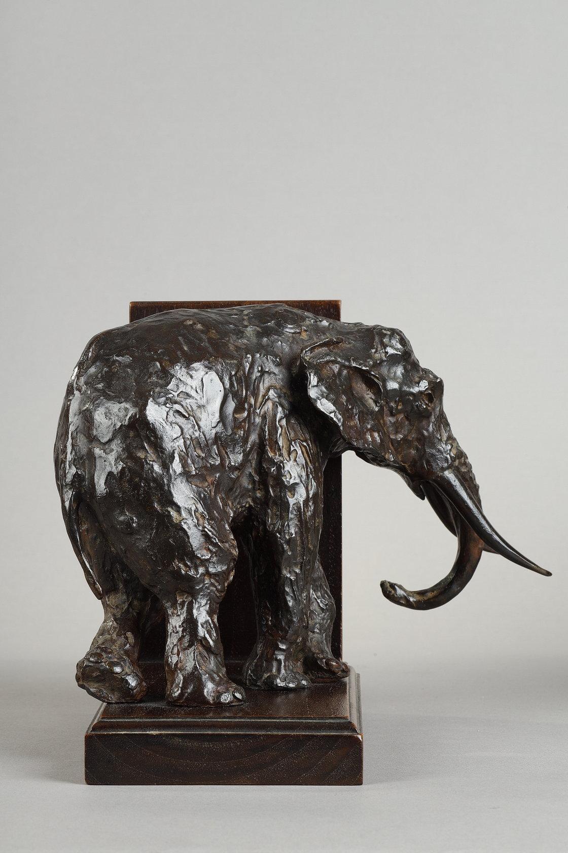 Ein Paar Buchstützen mit Elefanten (Gold), Figurative Sculpture, von Ary Bitter