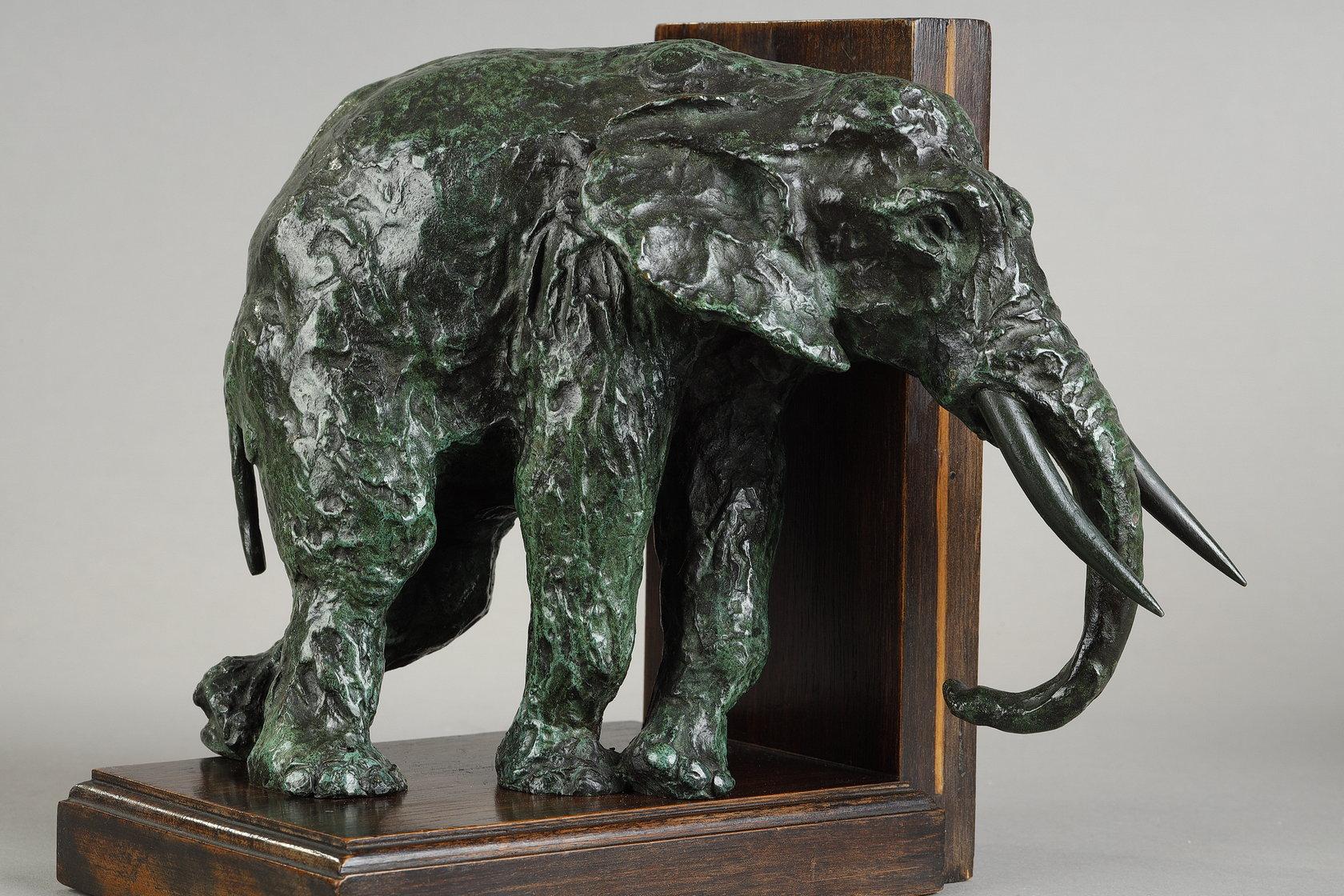 Ein Paar Buchstützen mit Elefanten
von Ary BITTER (1883-1973)

Ein sehr schönes Paar Bronzeskulpturen mit nuancierter grüner Patina
Signiert 