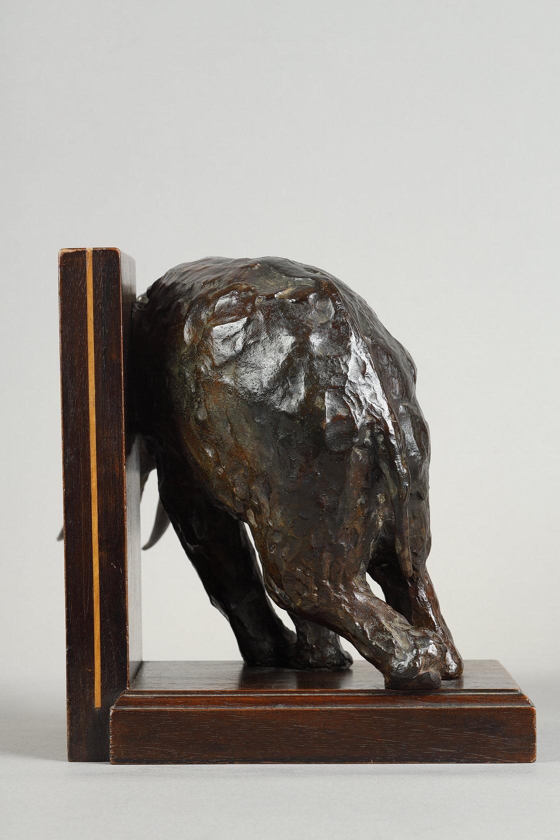 Ein Paar Buchstützen mit Elefanten
von Ary BITTER (1883-1973)

Ein sehr feines Paar Bronzeskulpturen mit einer nuancierten dunkelbraunen Patina
Signiert 