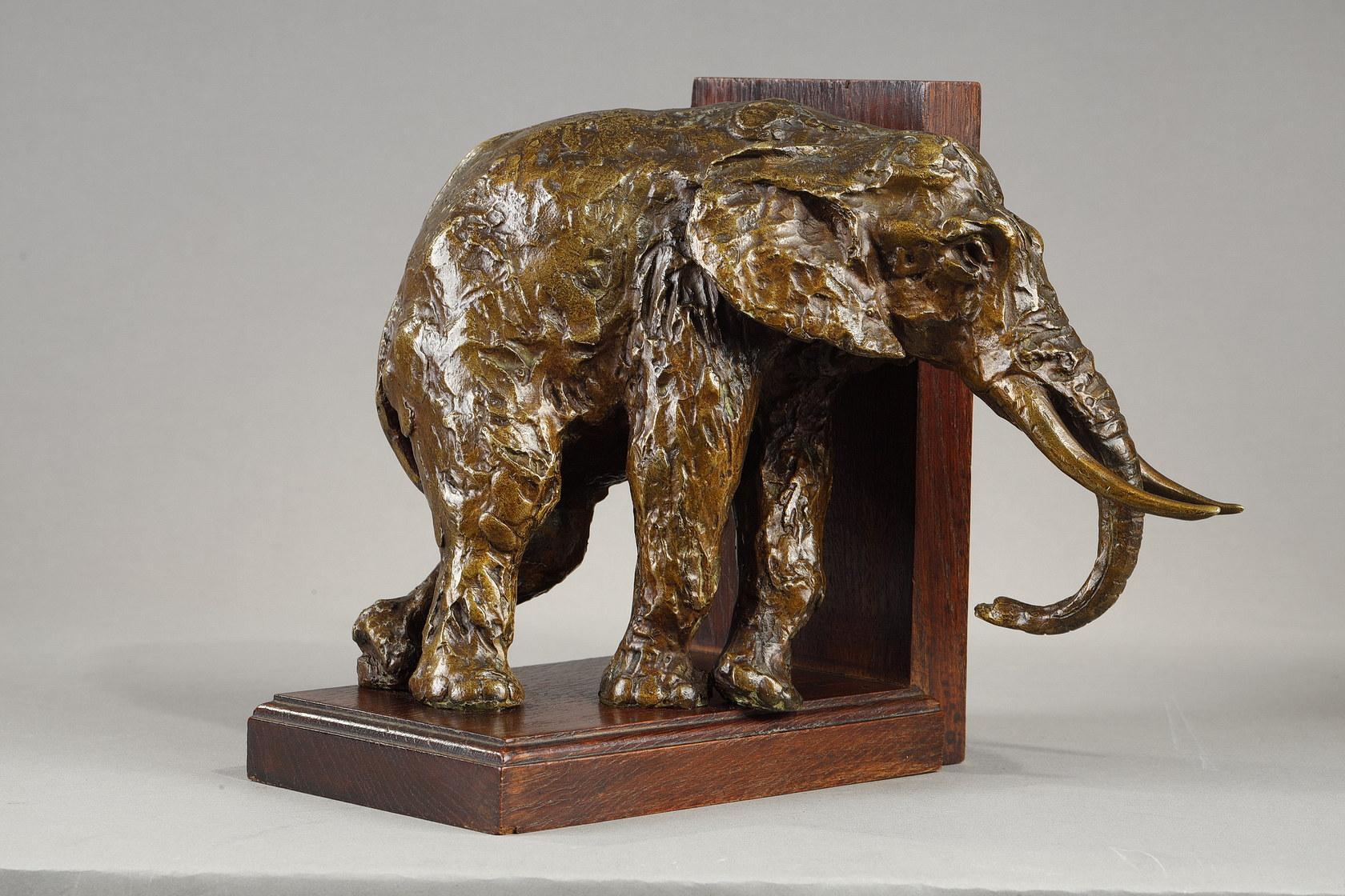 Pair of bookends with Elephants For Sale 4