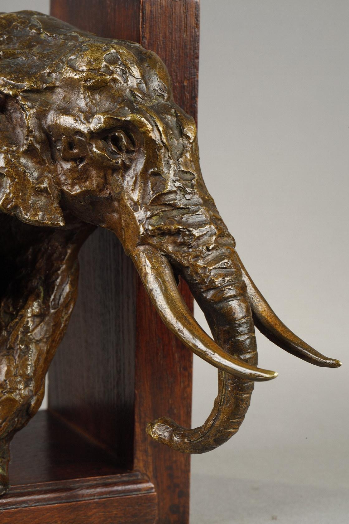 Pair of bookends with Elephants For Sale 5