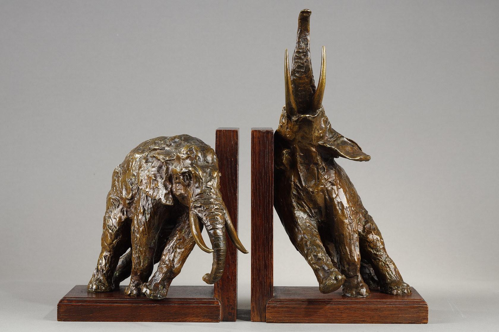 Ary Bitter Figurative Sculpture – Ein Paar Buchstützen mit Elefanten