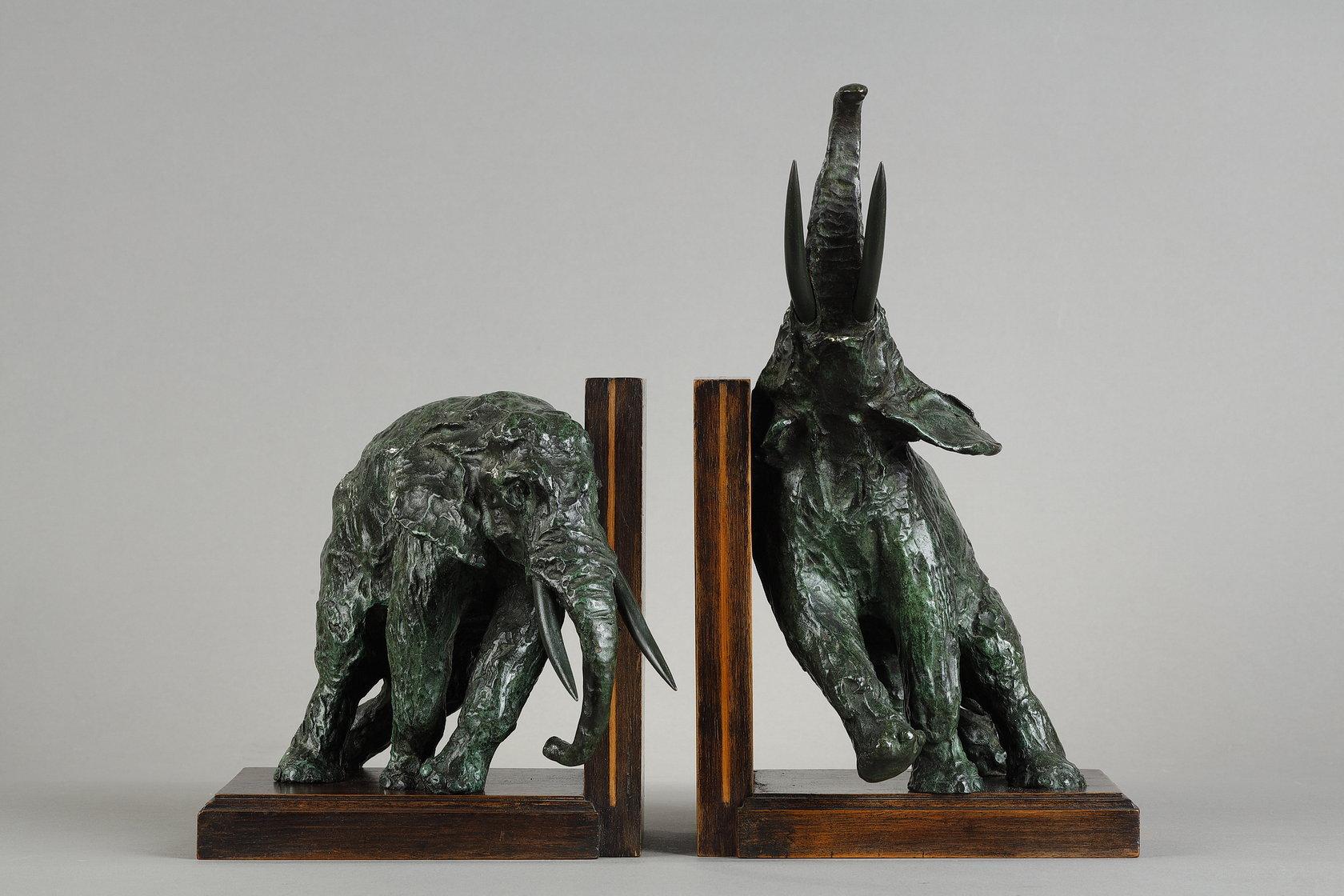 Ary Bitter Figurative Sculpture – Ein Paar Buchstützen mit Elefanten