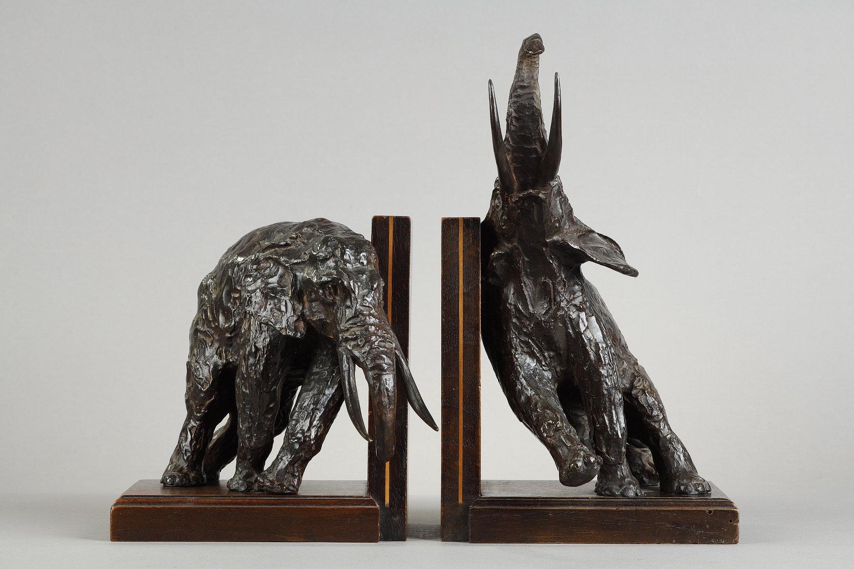 Ary Bitter Figurative Sculpture – Ein Paar Buchstützen mit Elefanten
