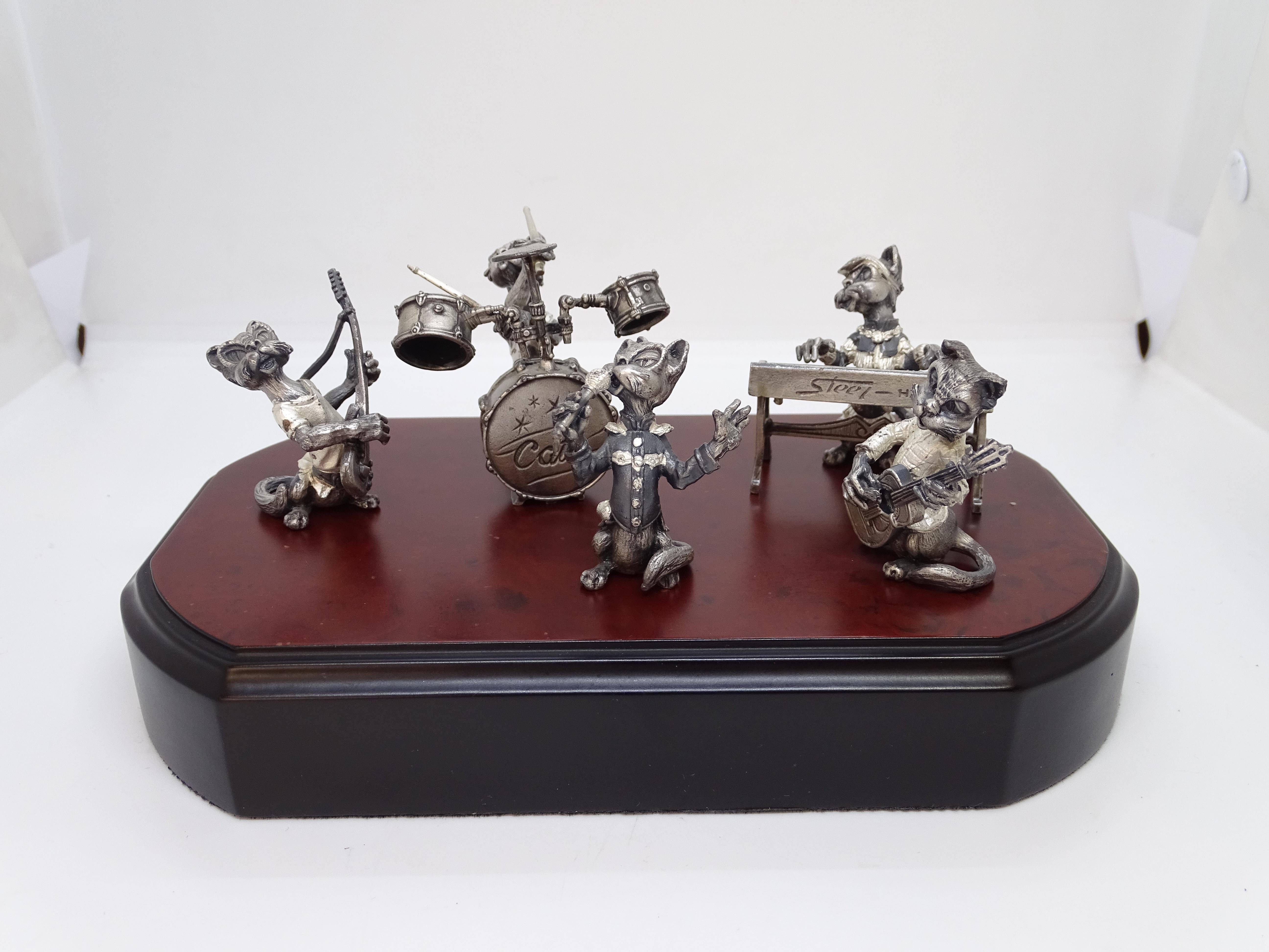 Ravissant ensemble sculptural de petits chats musicaux en acier, 