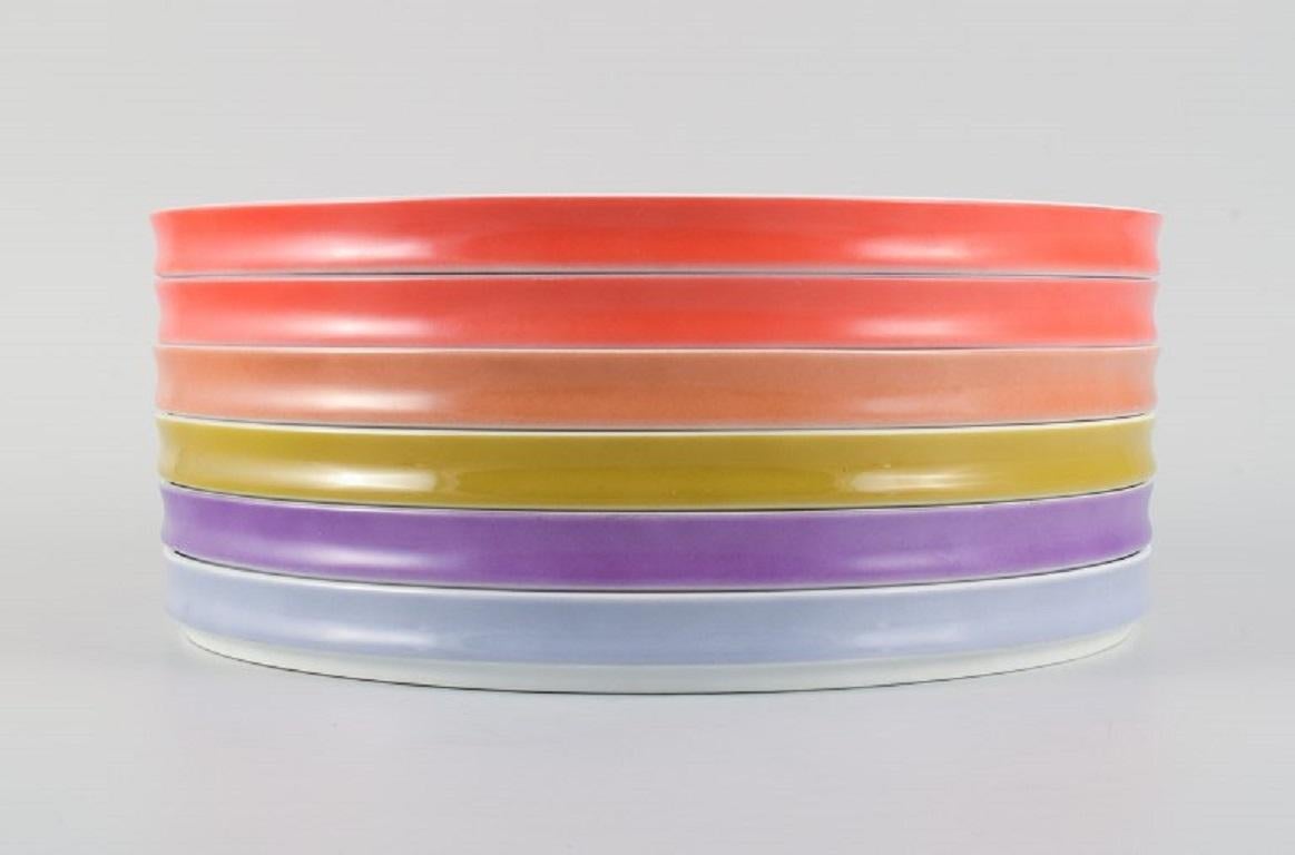 Arzberg, Germany, Chromatics set consisting of six large plates in porcelain, decorated in various colours.
Late 20th century.
In excellent condition.
D 26.0 cm. x H 2.5 cm.
Marked.