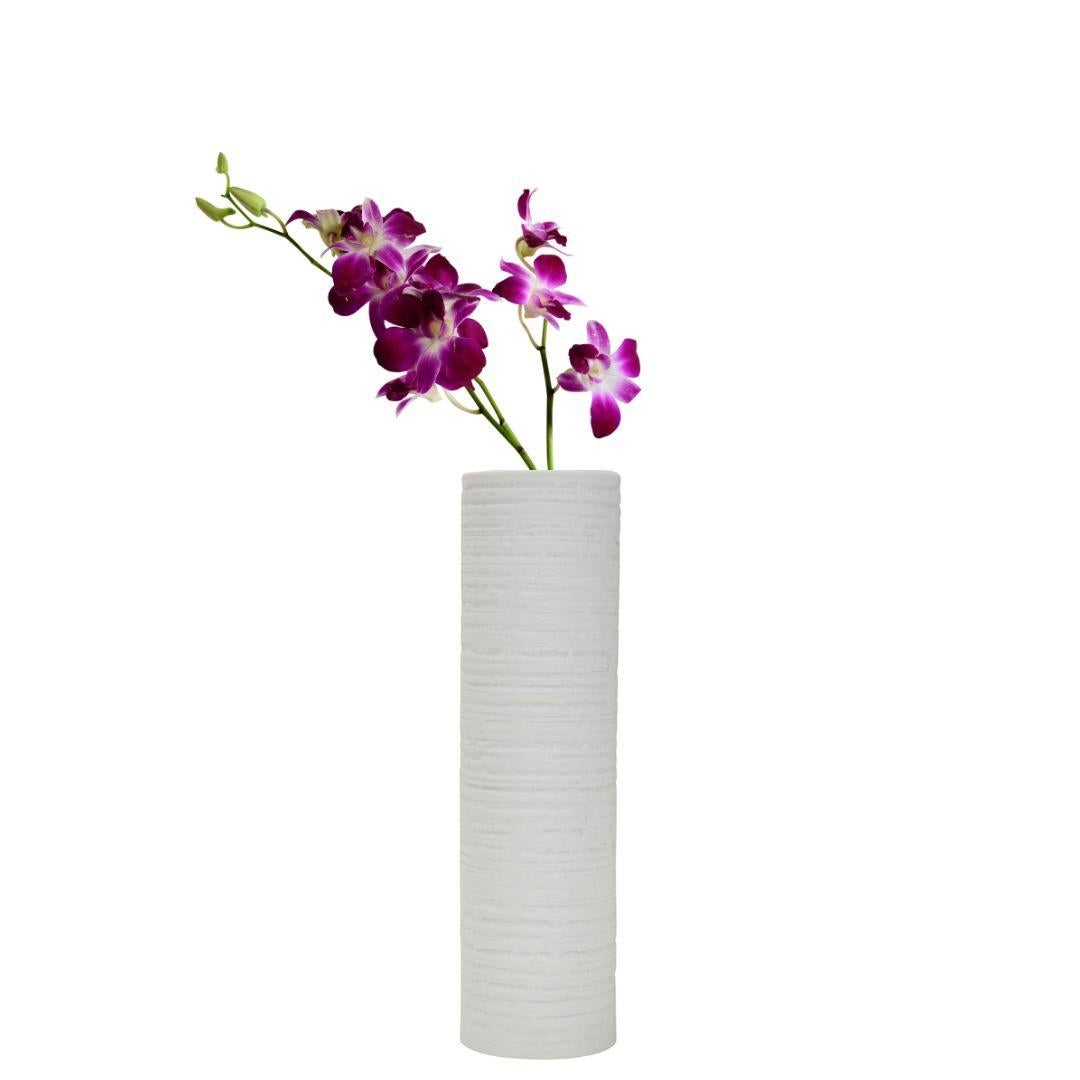 Ce vase vintage en porcelaine blanche op art bisque, conçu par Hans Theo Baumann pour Arzberg dans les années 1970, est une pièce remarquable de l'art et du design modernes du milieu du siècle dernier. 

L'op art, abréviation de 