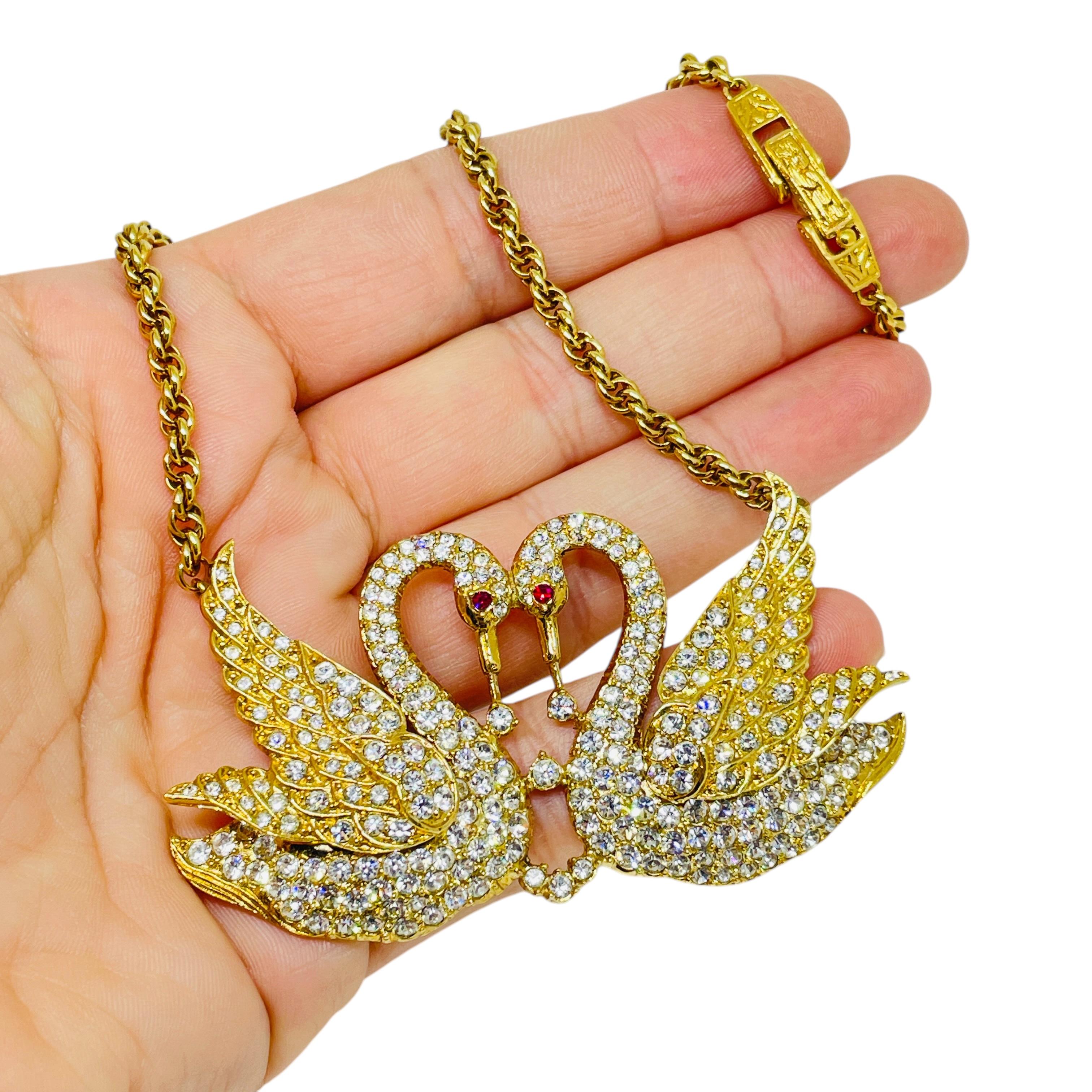 A&S ATTWOOD & SAWYER - Collier de créateur en cristaux plaqués or avec motif d'amour en forme de cygne en vente 2