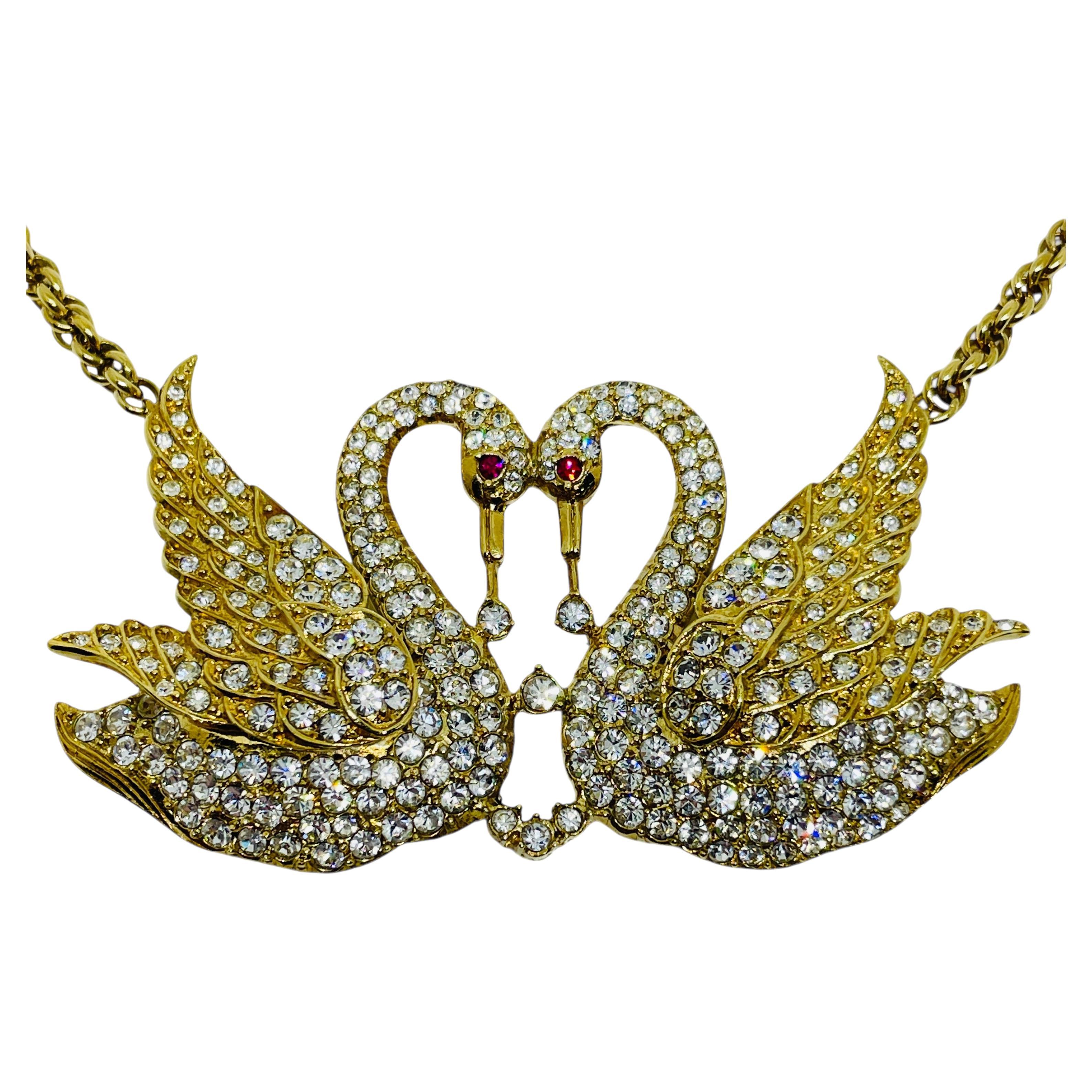 A&S ATTWOOD 
SAWYER - Collier de créateur en cristaux plaqués or avec motif d
amour en forme de cygne en vente