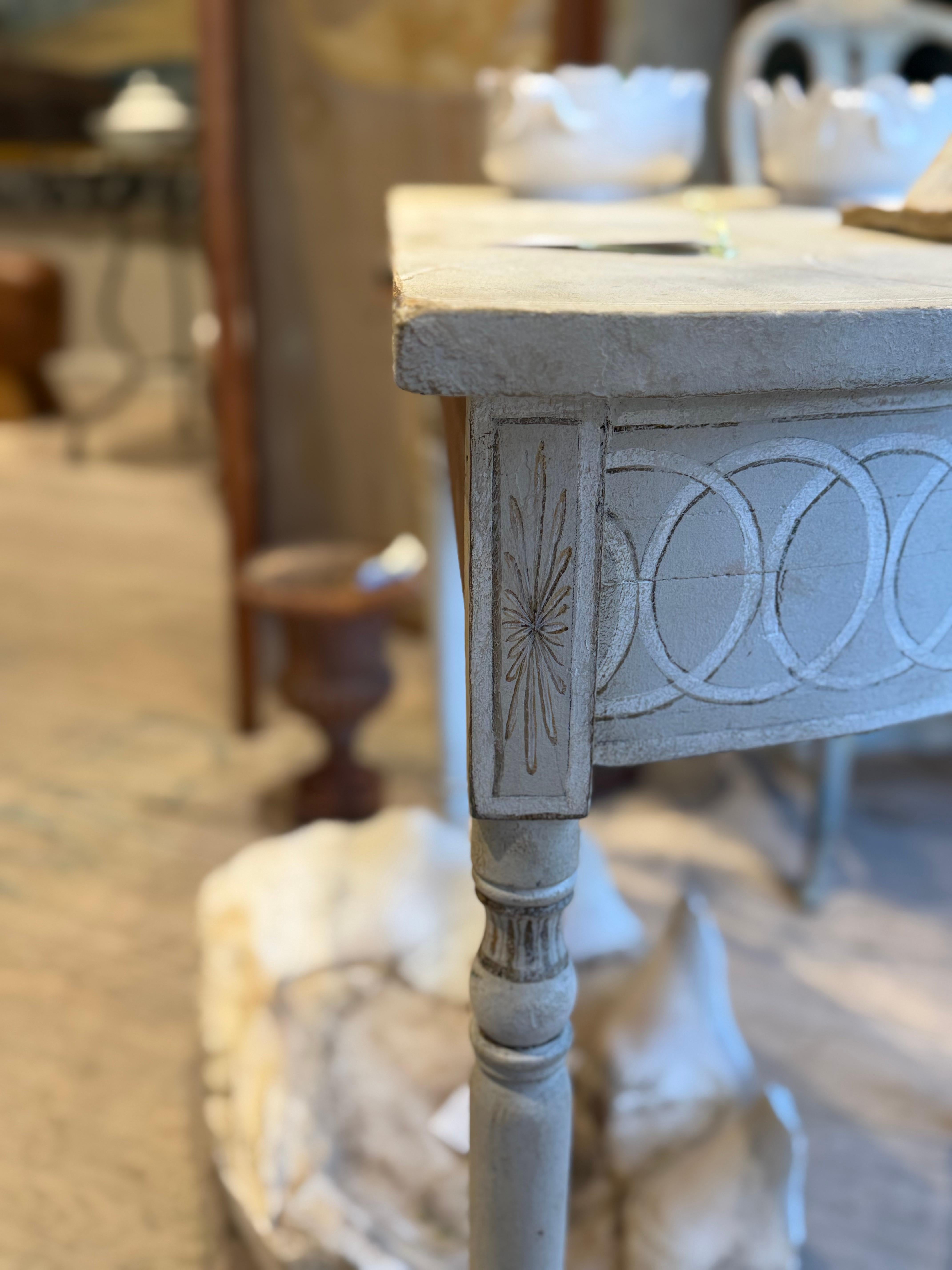 Legno Tavolo francese Demi Lune con vernice decorativa in vendita