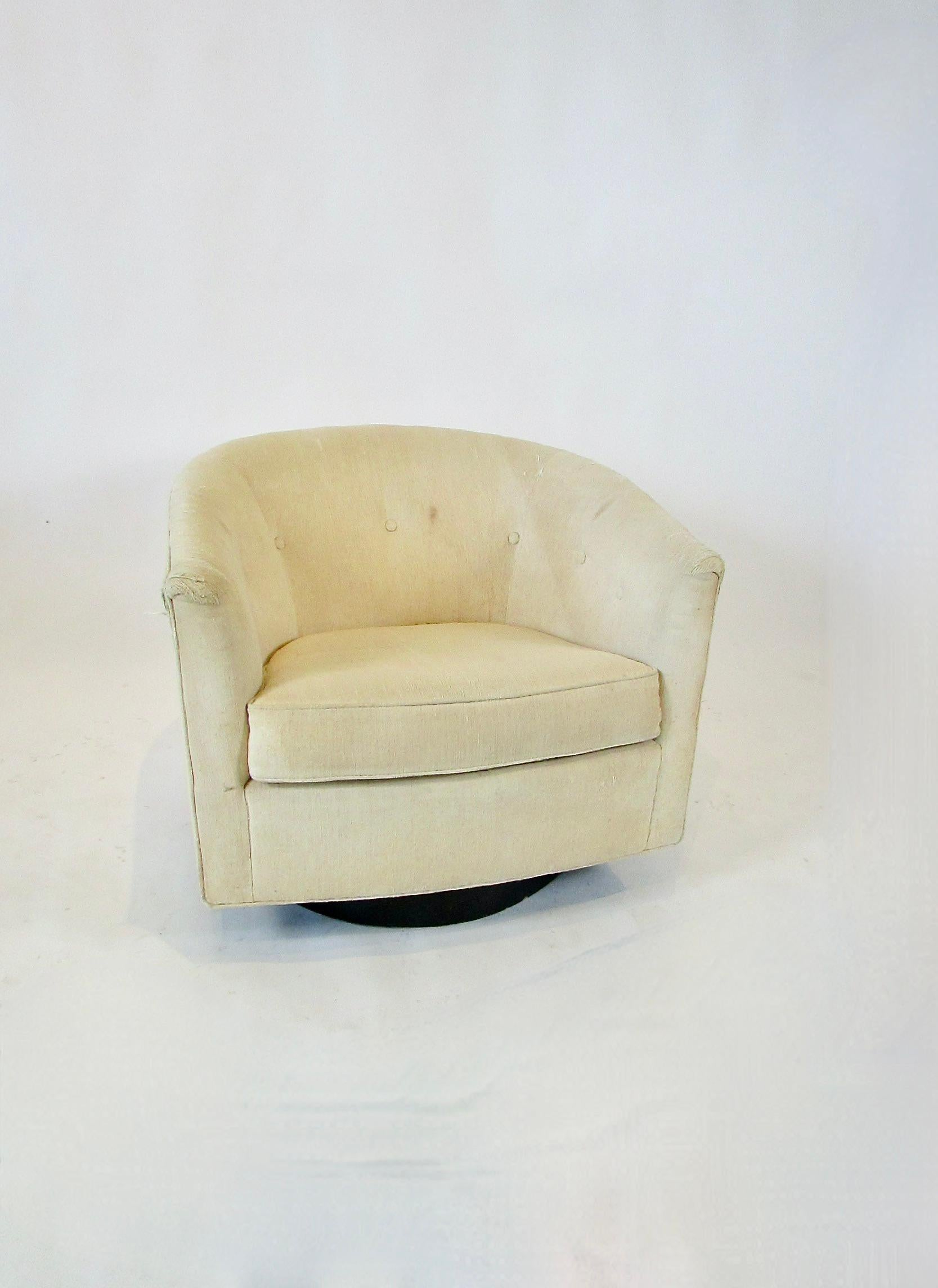 Mid-Century Modern As is Milo Baughman style Bernhardt Flair swivel tilt barrel back lounge chair For Sale
