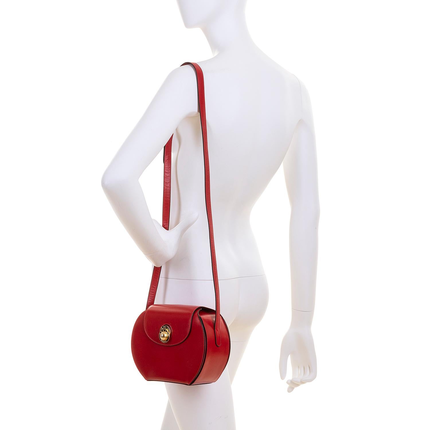 Gorgeous 2018 Celine Red Leather 'Star' Bag. This high quality Shoulder Bag by Celine of Paris, is in pristine condition - finish in Red Box leather accented with gold hardware. Beautifully made, the bag with it's expanding sides, is deceptively