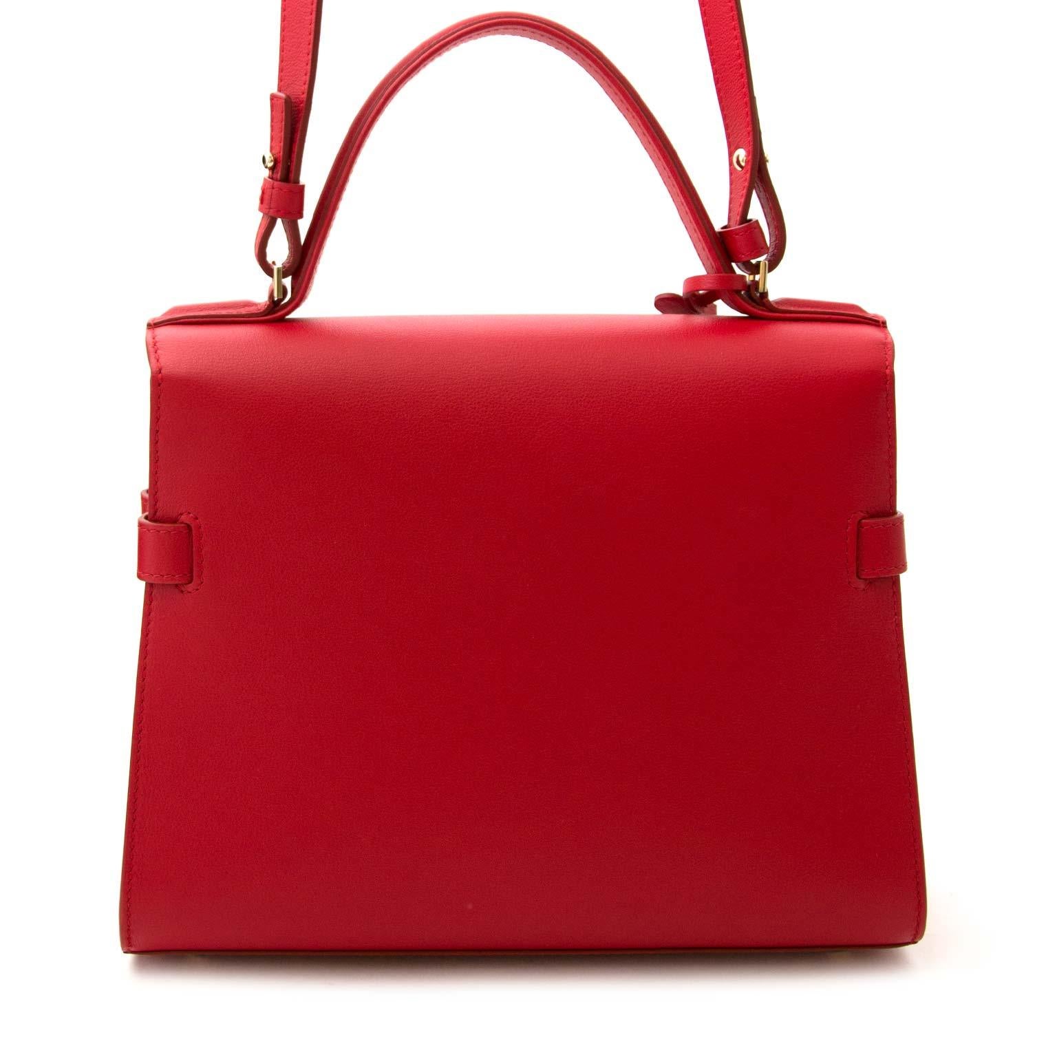 Excellent Condition

Delvaux Tempete MM Rouge Lipstick

One of Delvaux true icons this lipstick red tempete in supple grained calfskin.
With its gold toned hardware and geometric shape, this beauty is one of Delvaux's most architectural bags.
The