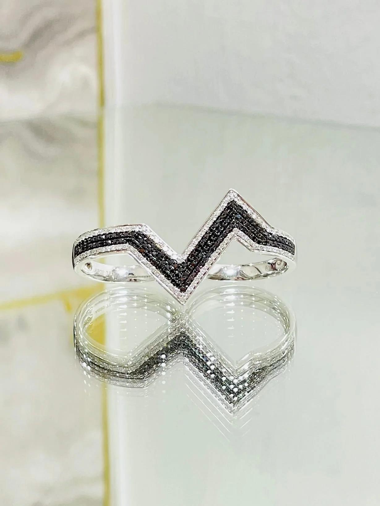 Brilliant Cut AS29 18k Gold 'Arrow' Diamond Two Finger Ring For Sale