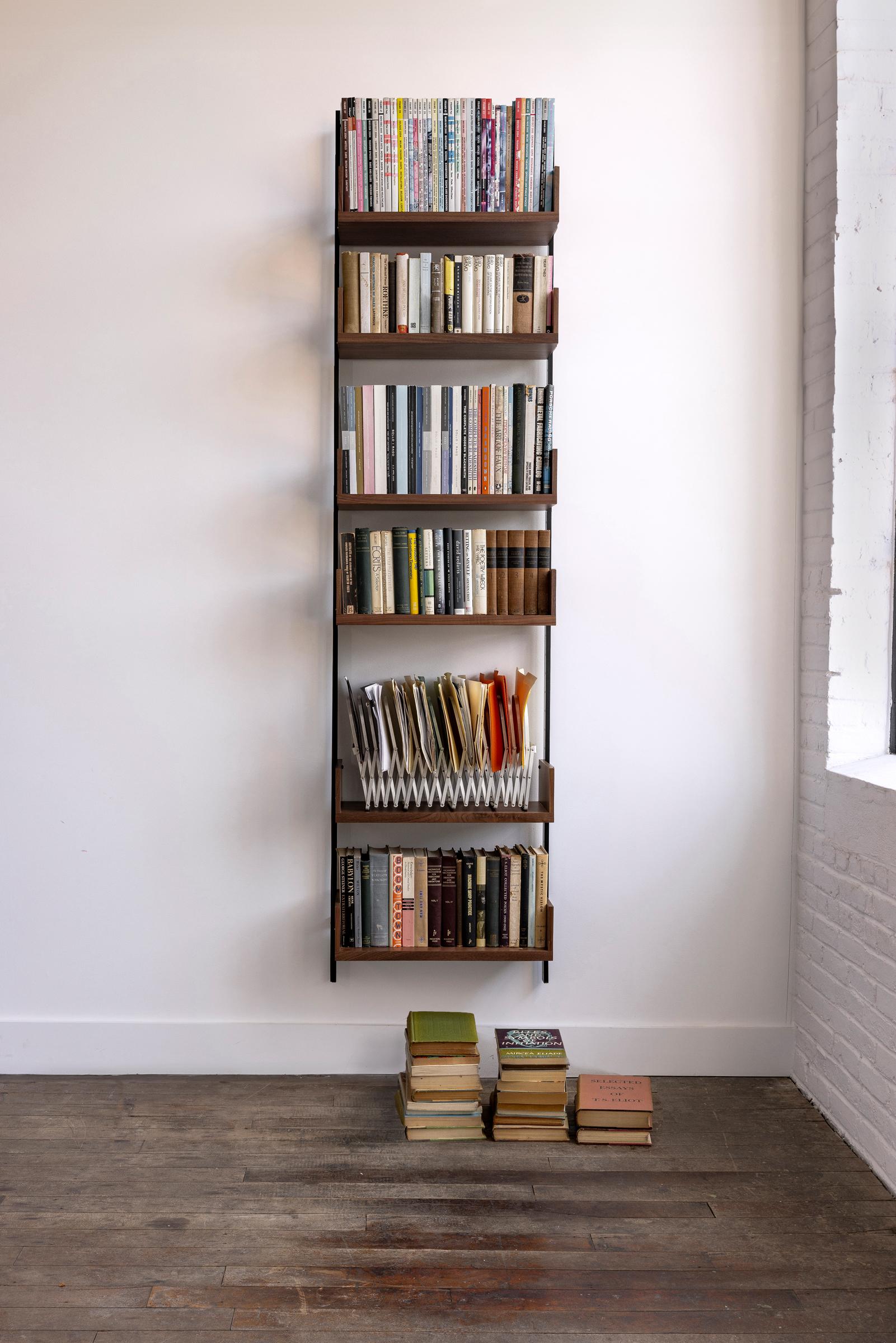 AS4 modulare Wandeinheit 22 Zoll breiter Bücherregal aus massivem Nussbaum und geschwärztem Stahl (amerikanisch) im Angebot