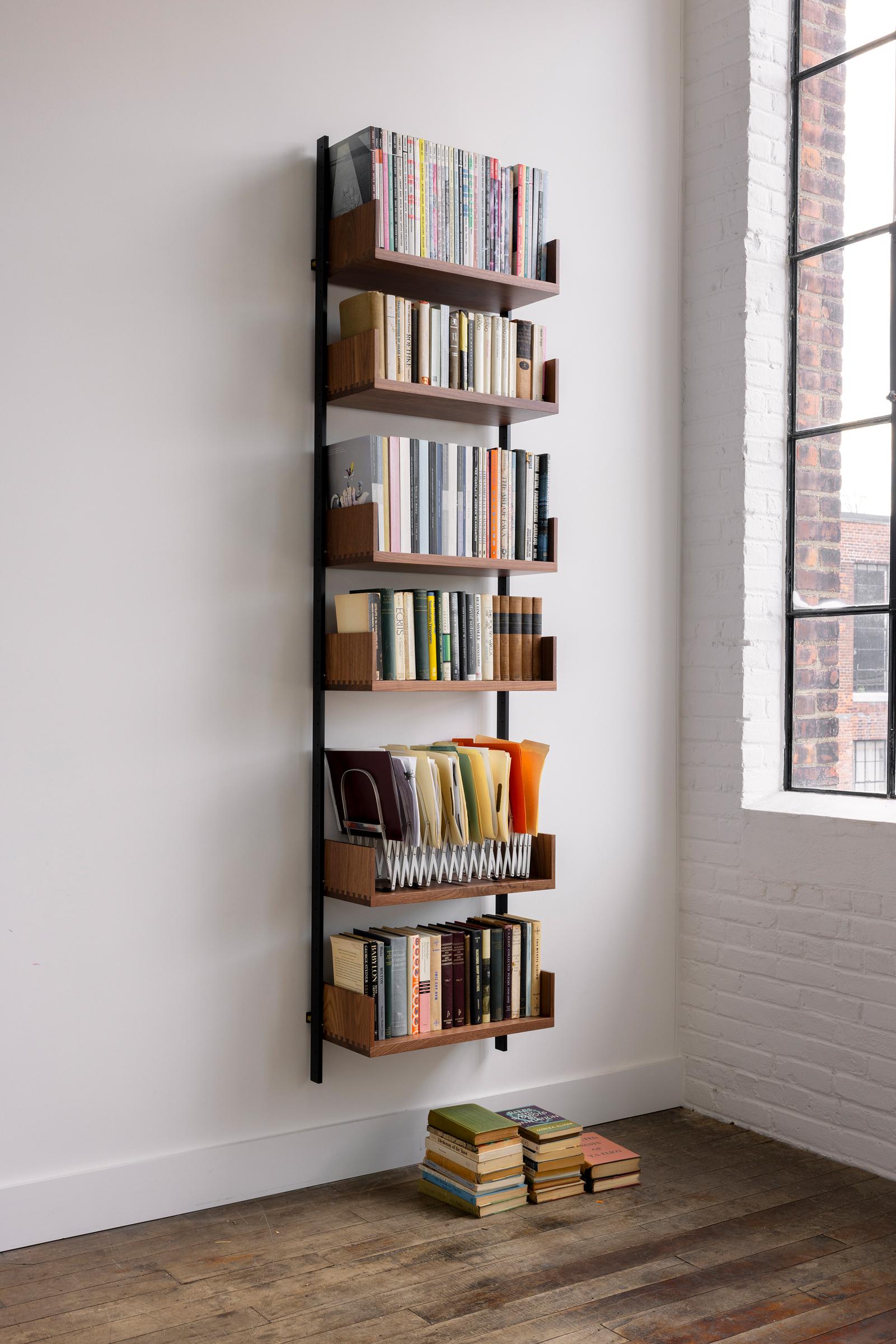 AS4 modulare Wandeinheit 22 Zoll breiter Bücherregal aus massivem Nussbaum und geschwärztem Stahl (Handgefertigt) im Angebot